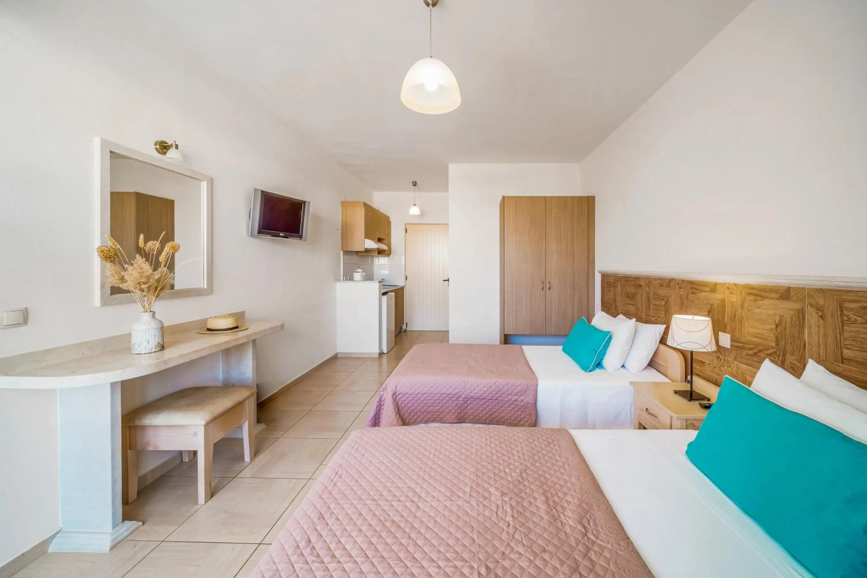 Photo of the whole room, Bed in Maria Rousse