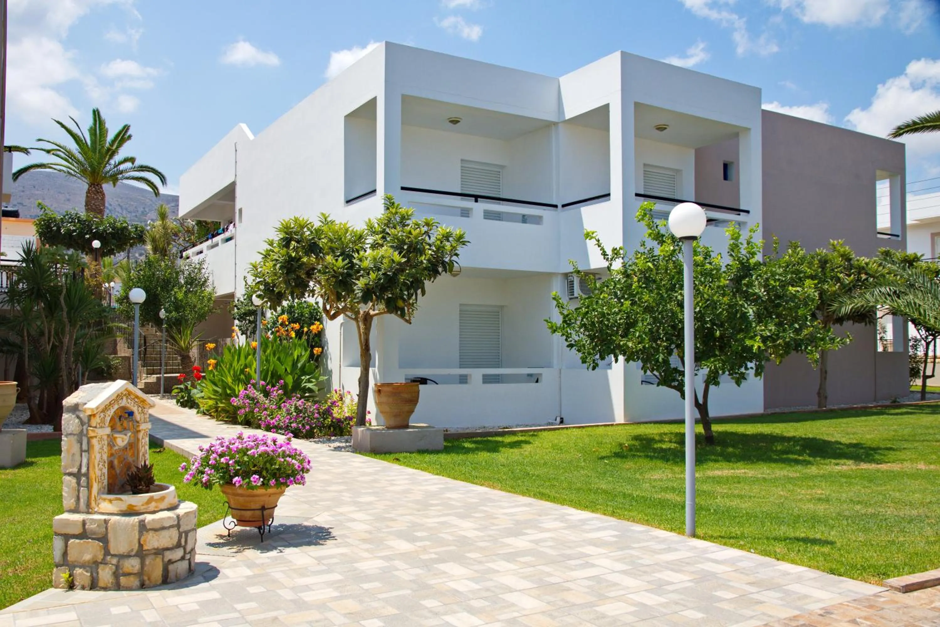 Property building in Maria Rousse