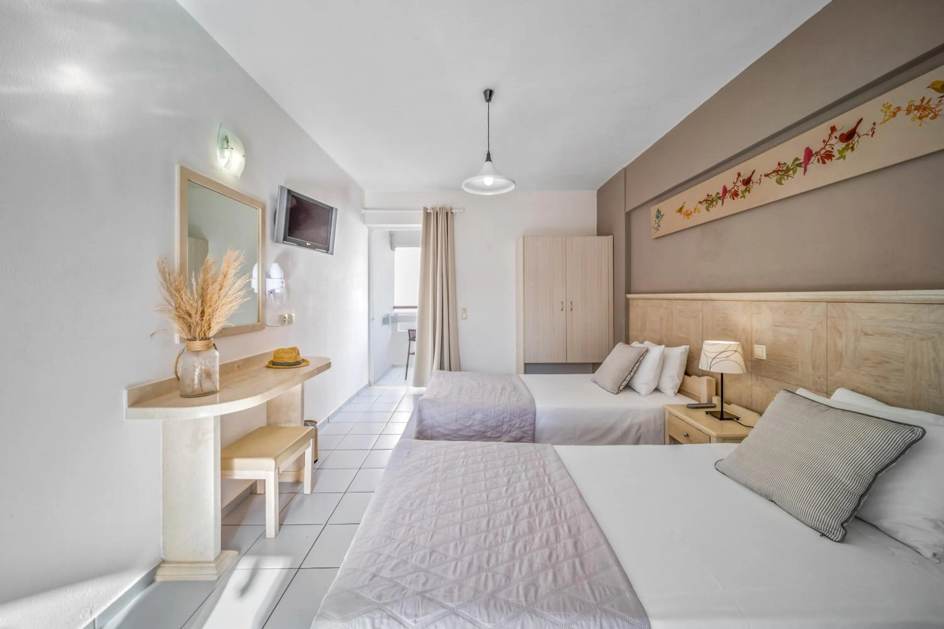 Photo of the whole room, Bed in Maria Rousse