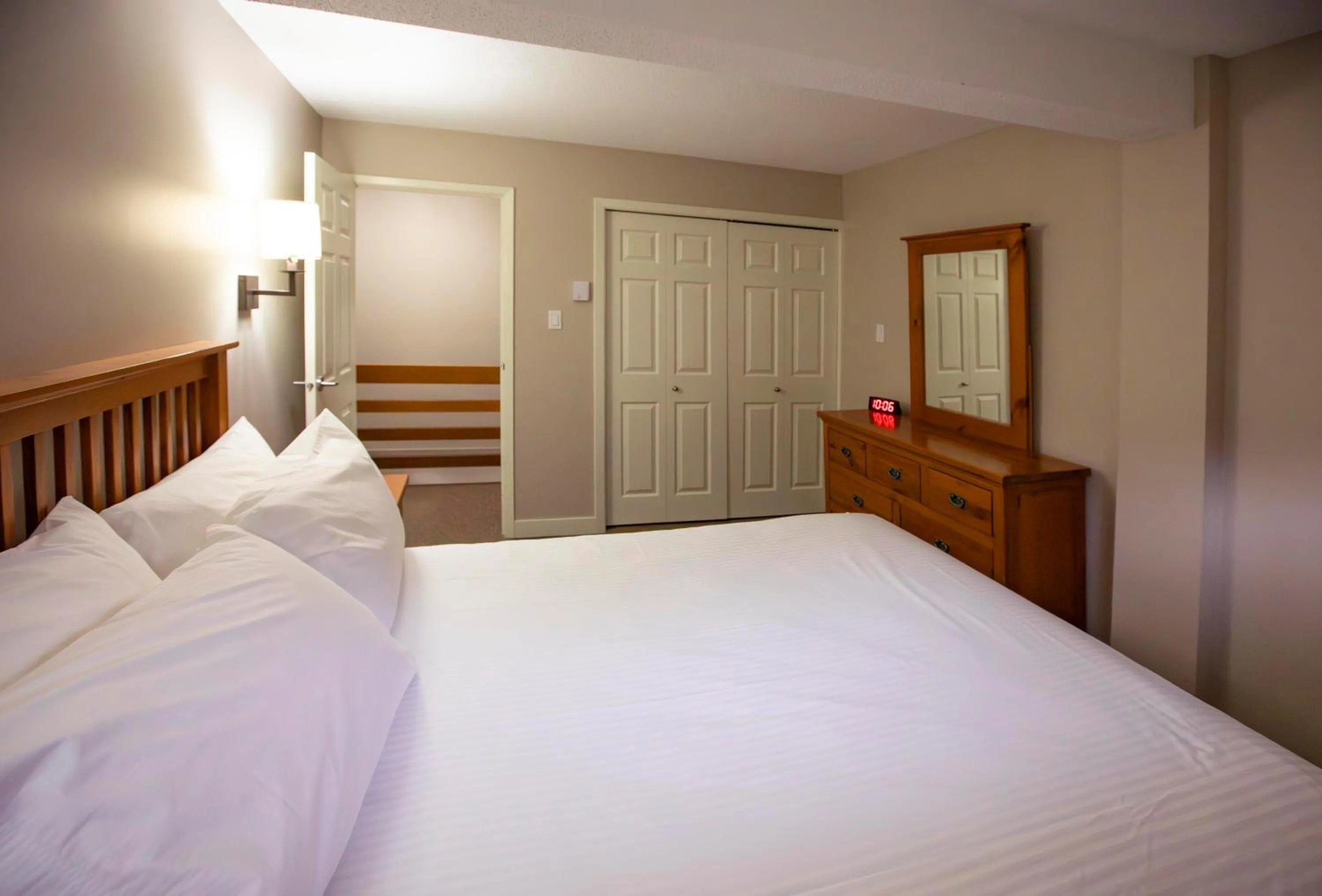 Bed in Panorama Vacation Retreat at Horsethief Lodge