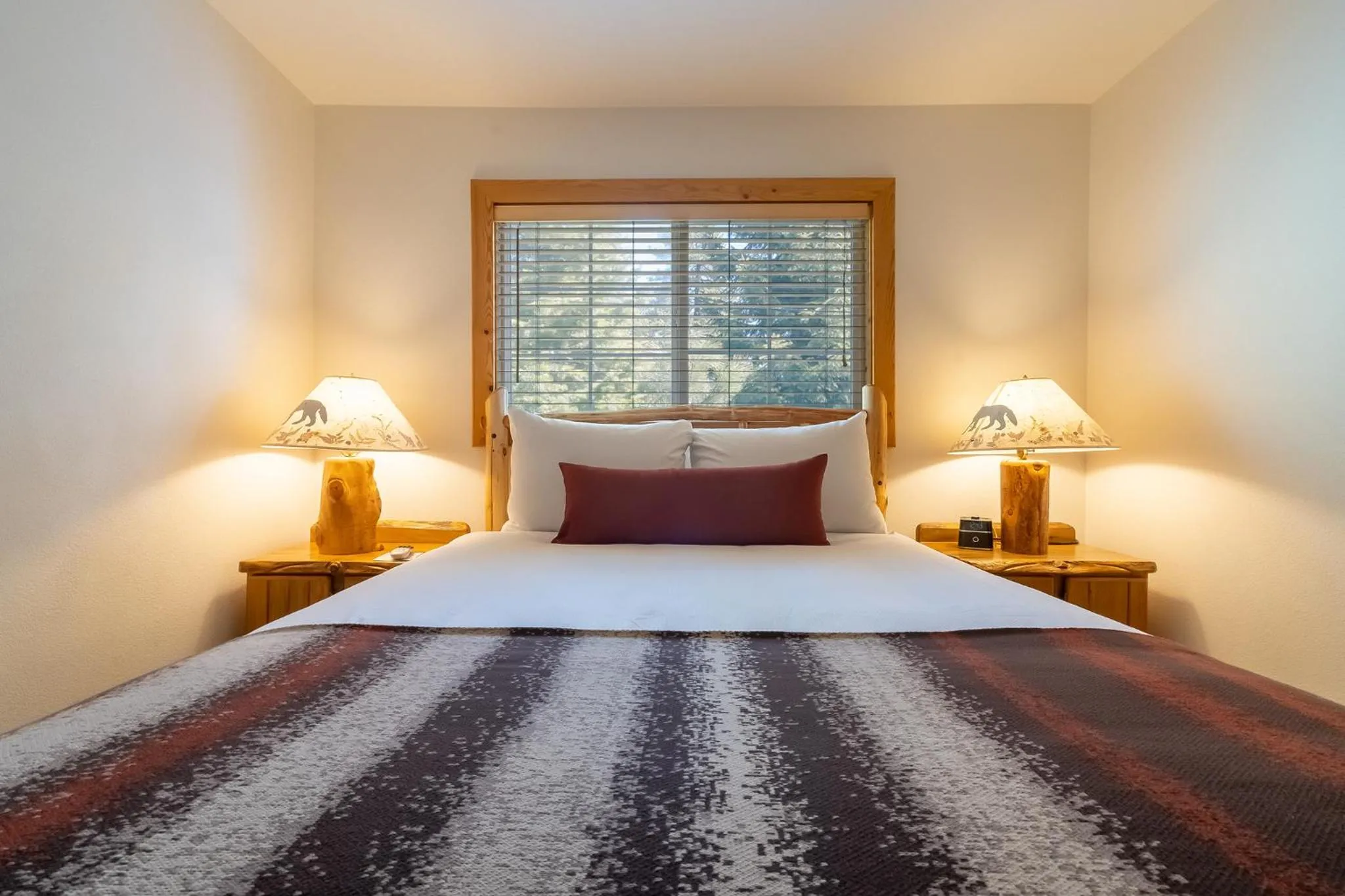 Bed in Red Wolf Lakeside Lodge