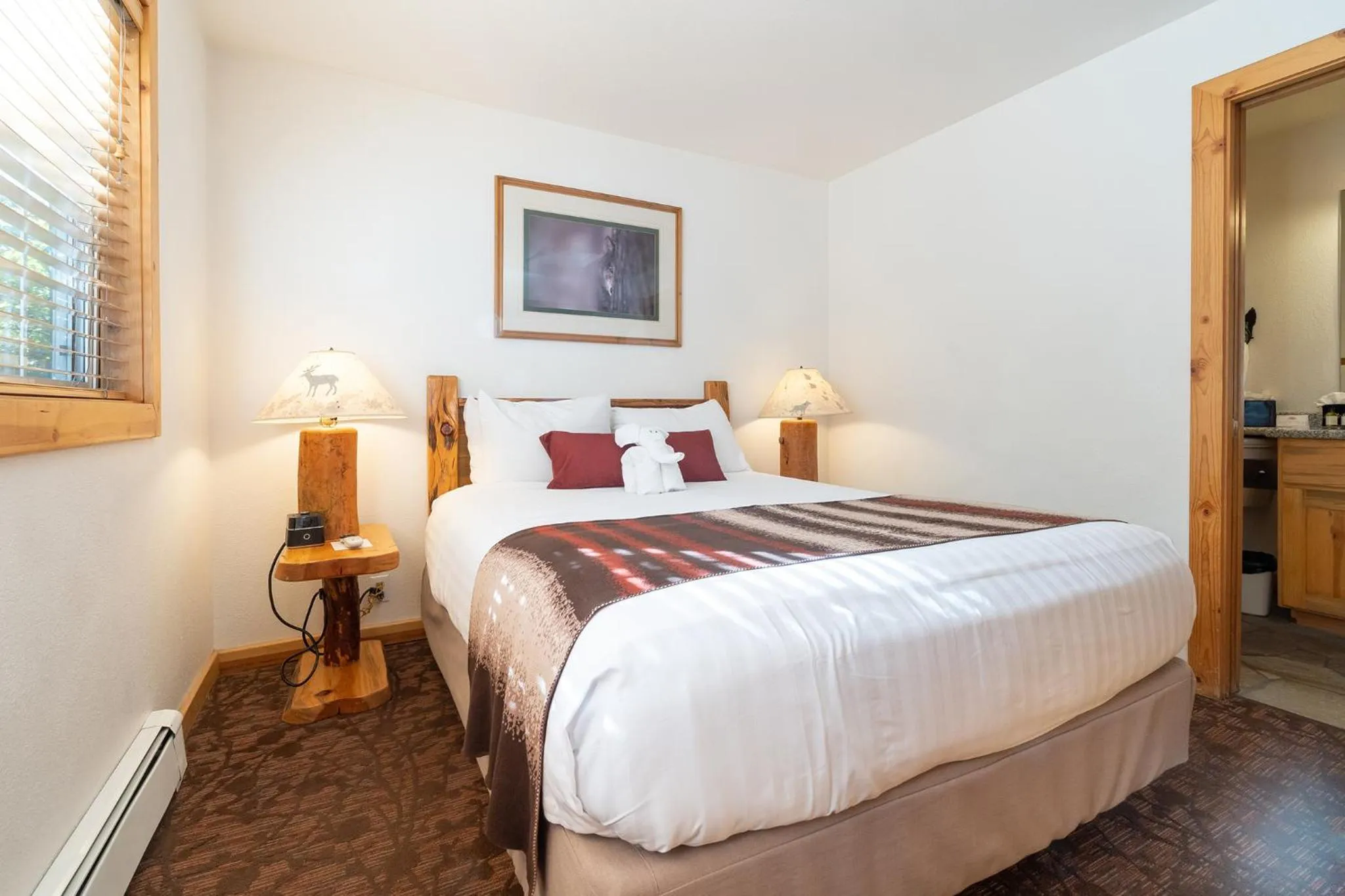 Bedroom, Bed in Red Wolf Lakeside Lodge