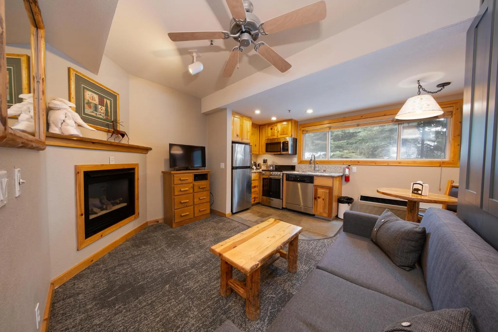 Living room in Red Wolf Lakeside Lodge