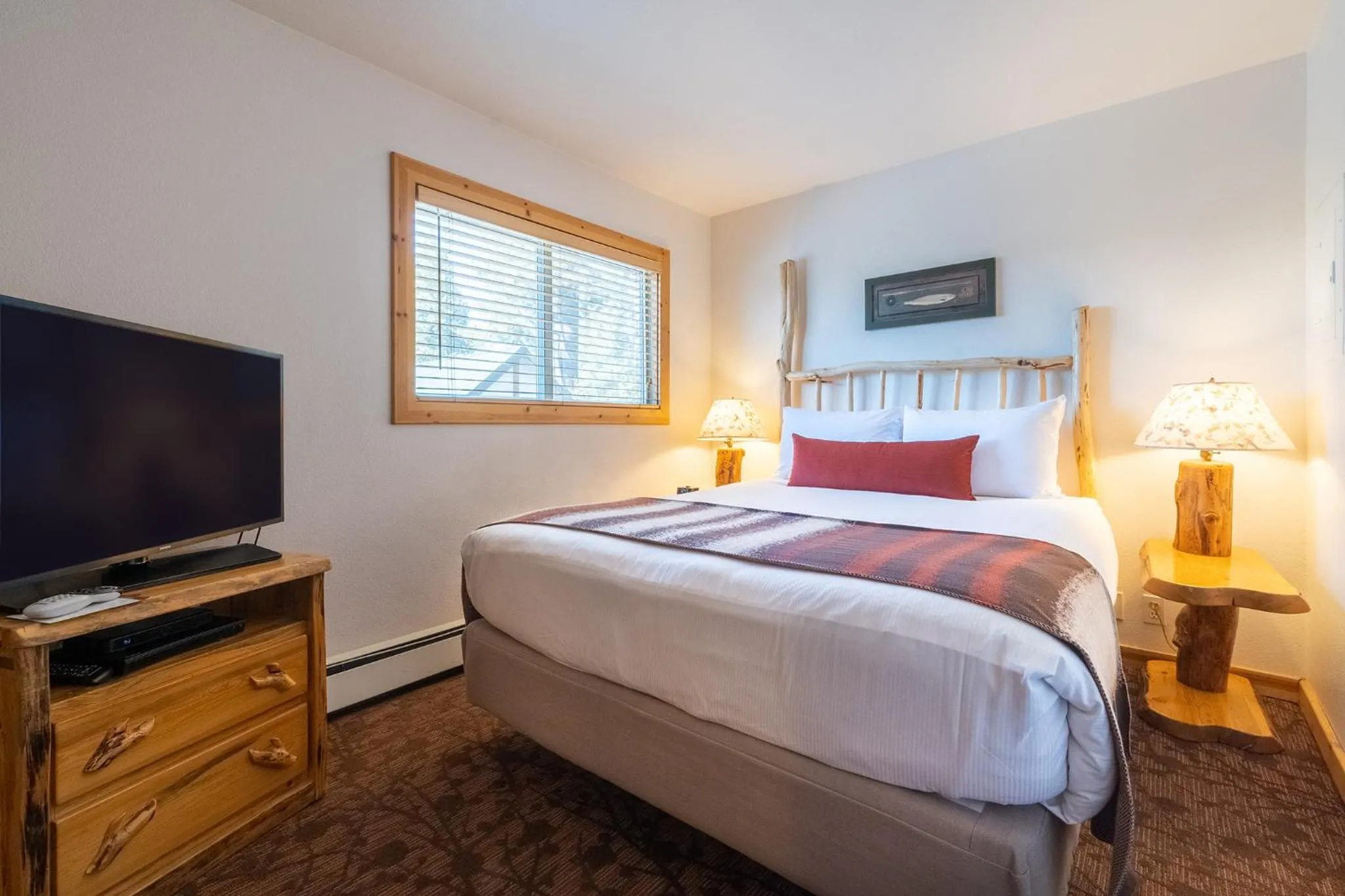 Bedroom, Bed in Red Wolf Lakeside Lodge