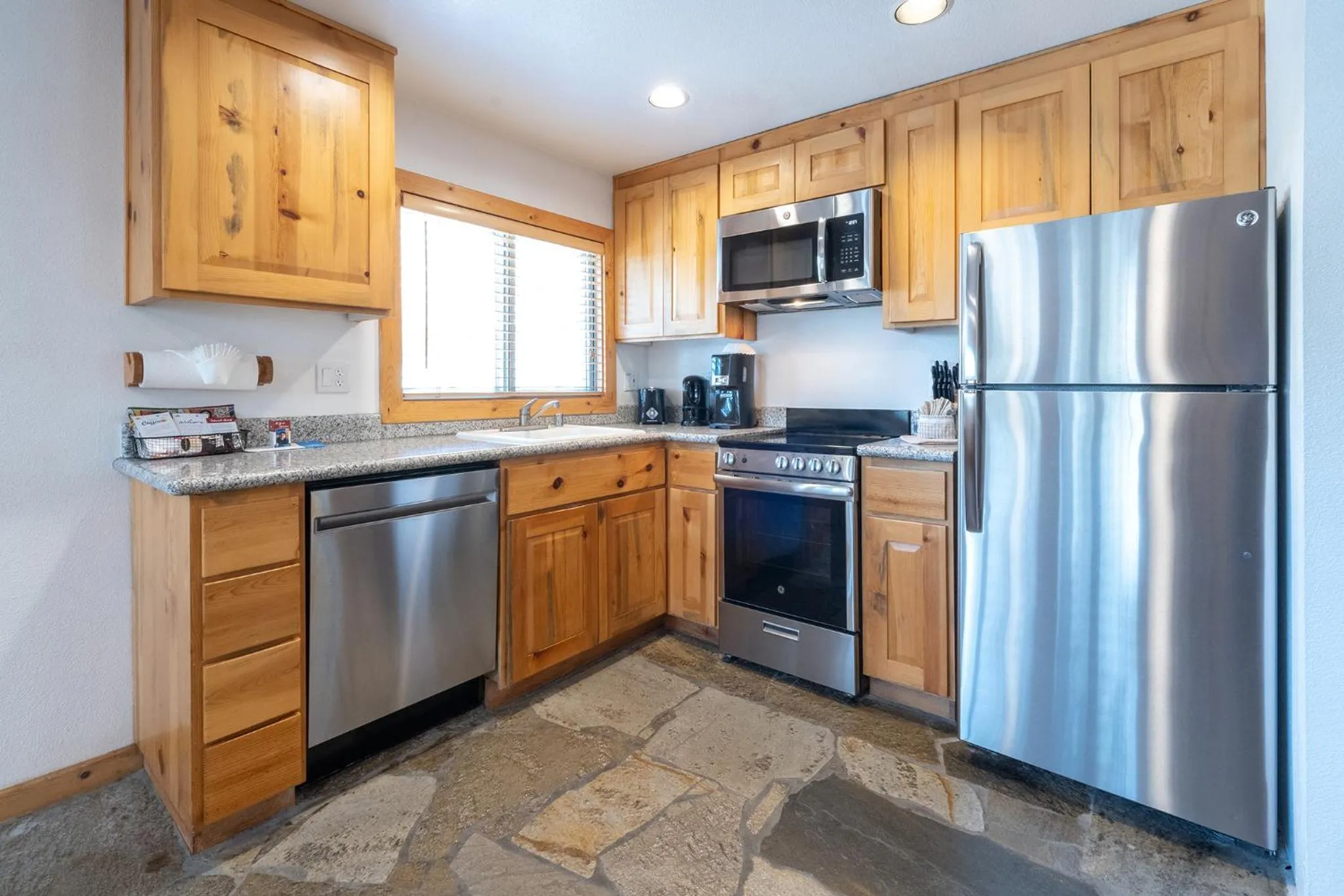 Kitchen or kitchenette in Red Wolf Lakeside Lodge