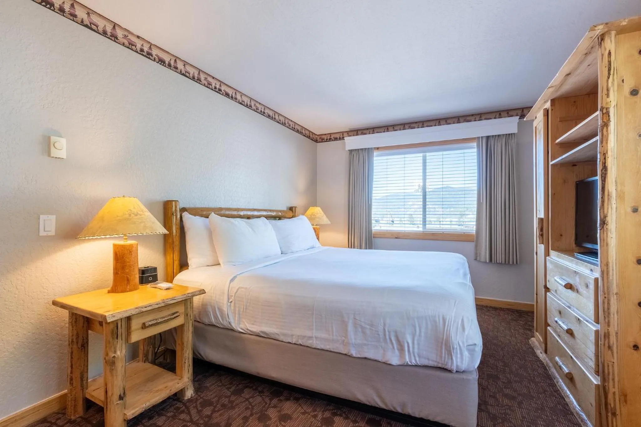 Bedroom, Bed in Red Wolf Lodge at Olympic Valley