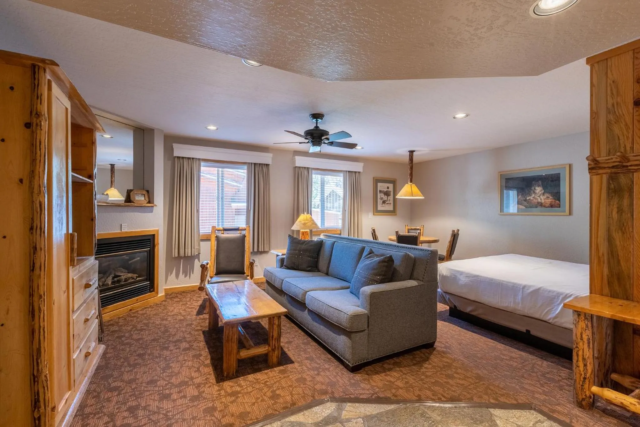 Living room, Bed in Red Wolf Lodge at Olympic Valley