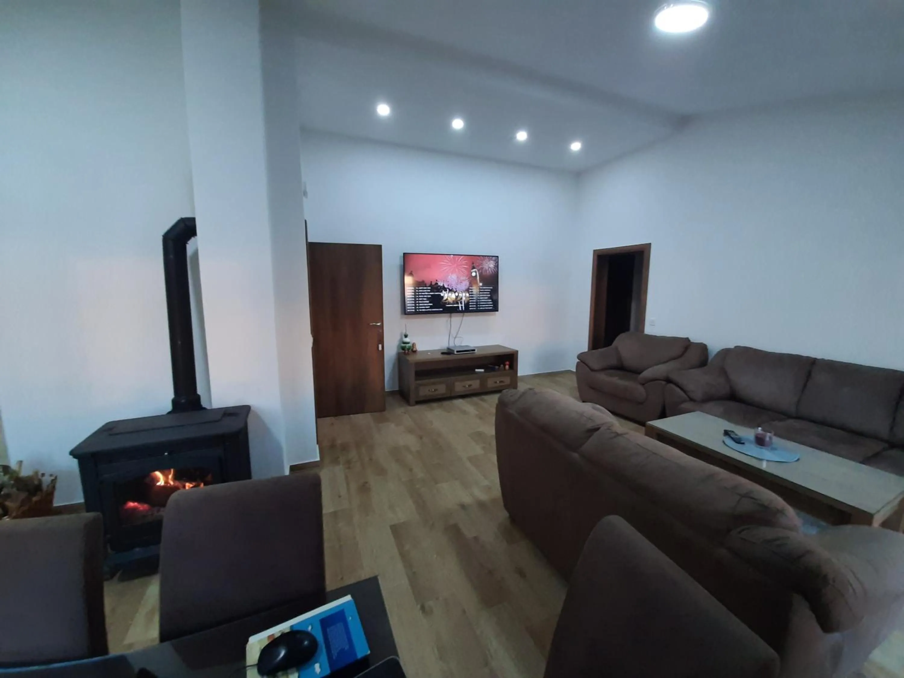 3rooms,11 people