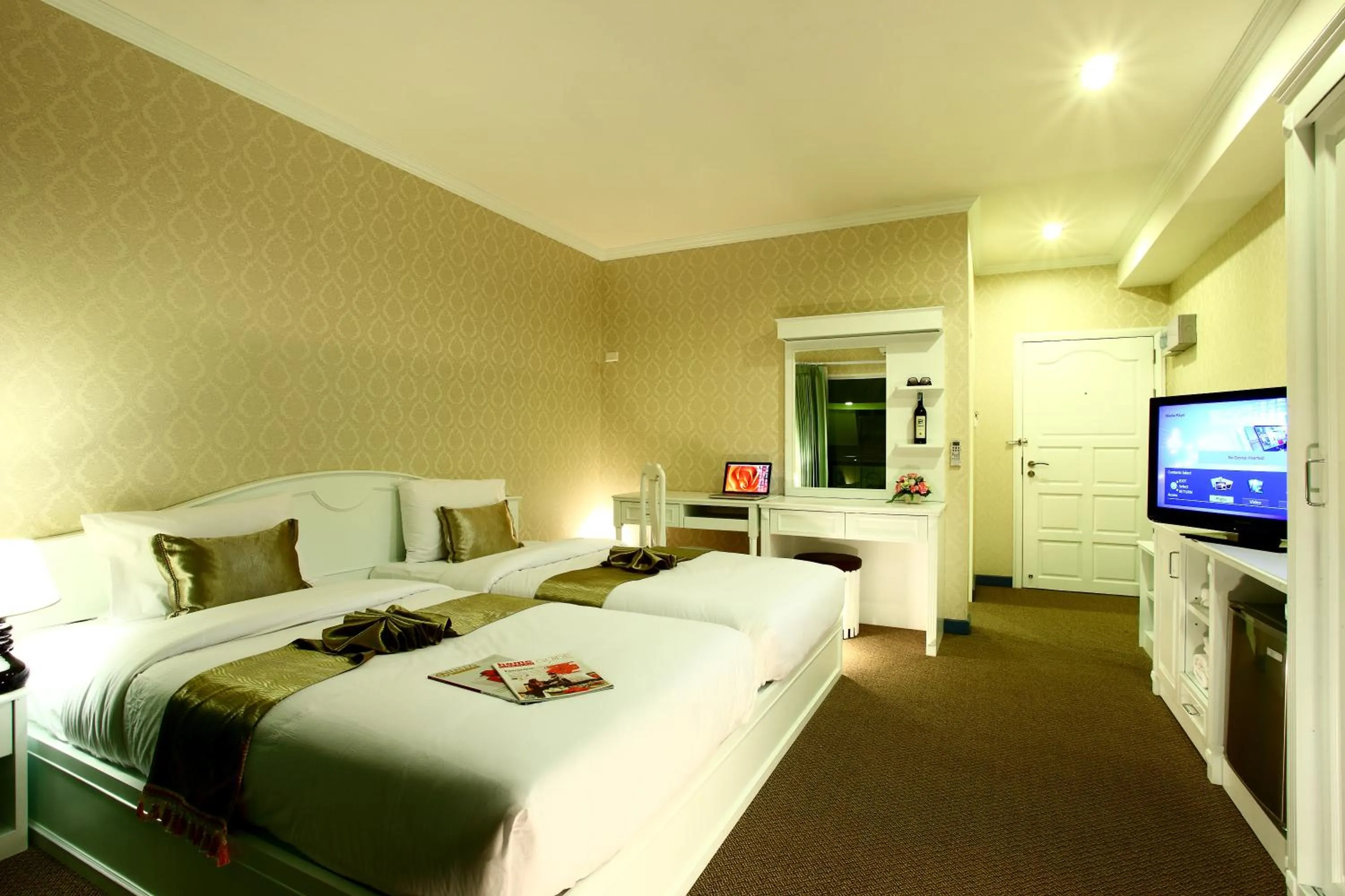 Photo of the whole room, Bed in Victoria Nimman Hotel