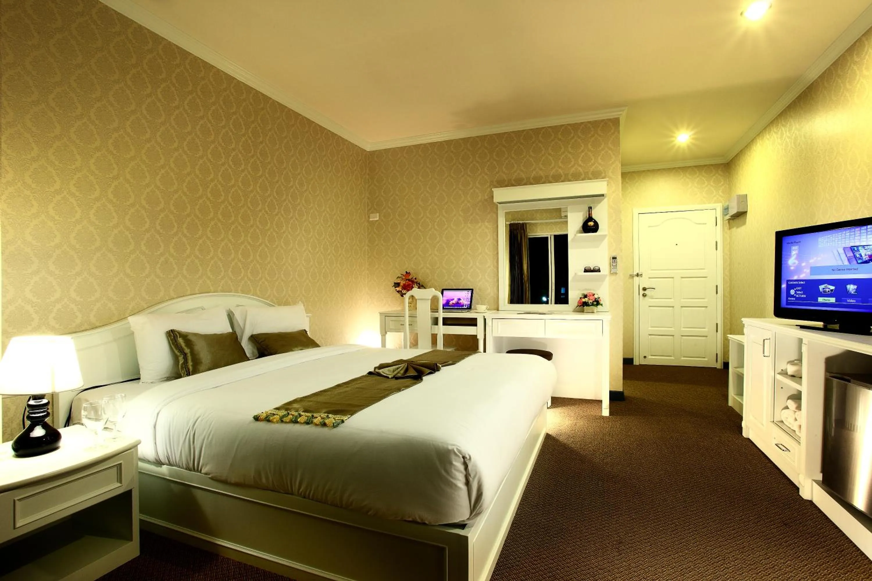 Photo of the whole room, Bed in Victoria Nimman Hotel