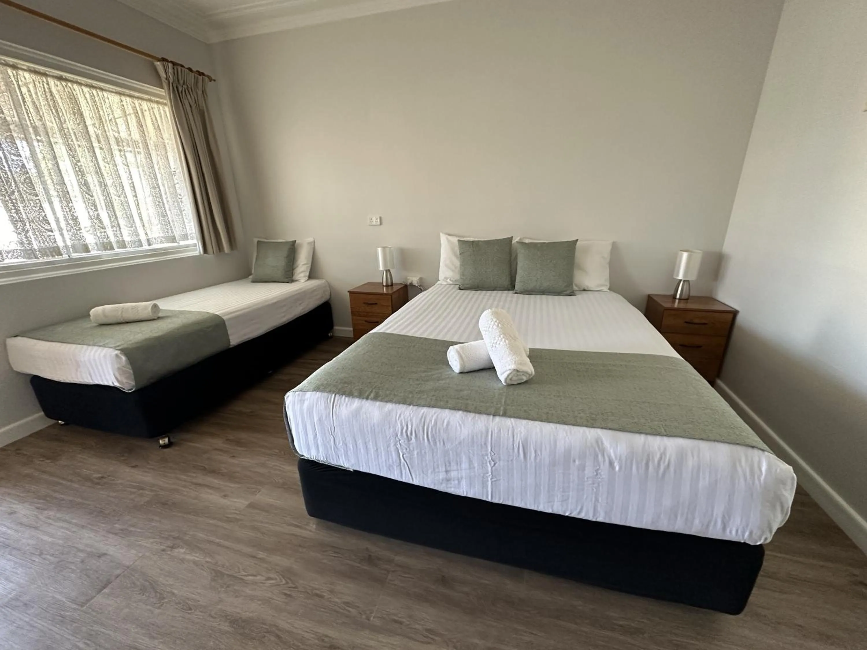 Bed in Bucketts Way Motel Gloucester