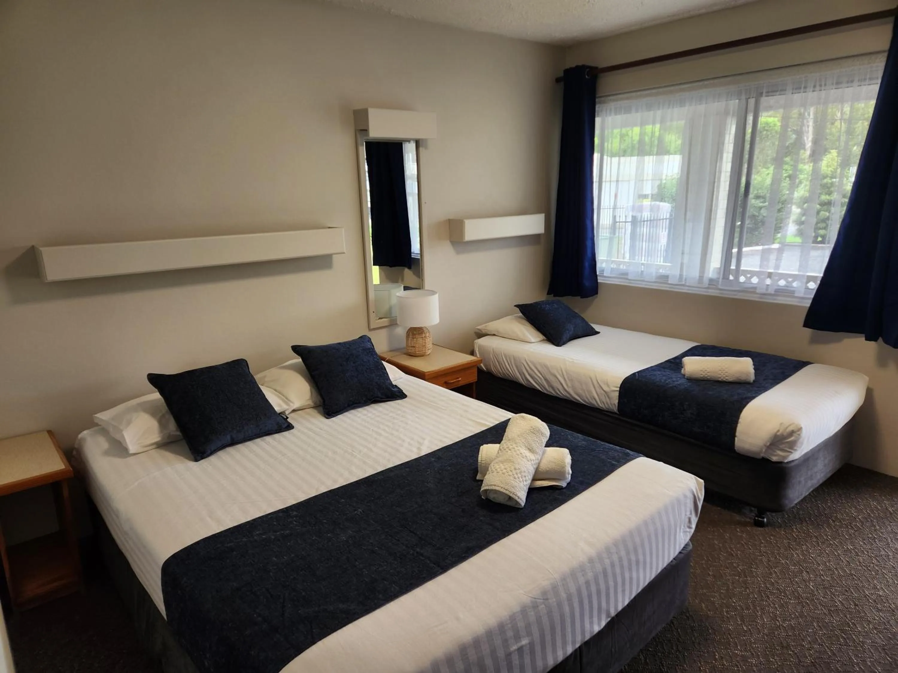 Bed in Bucketts Way Motel Gloucester