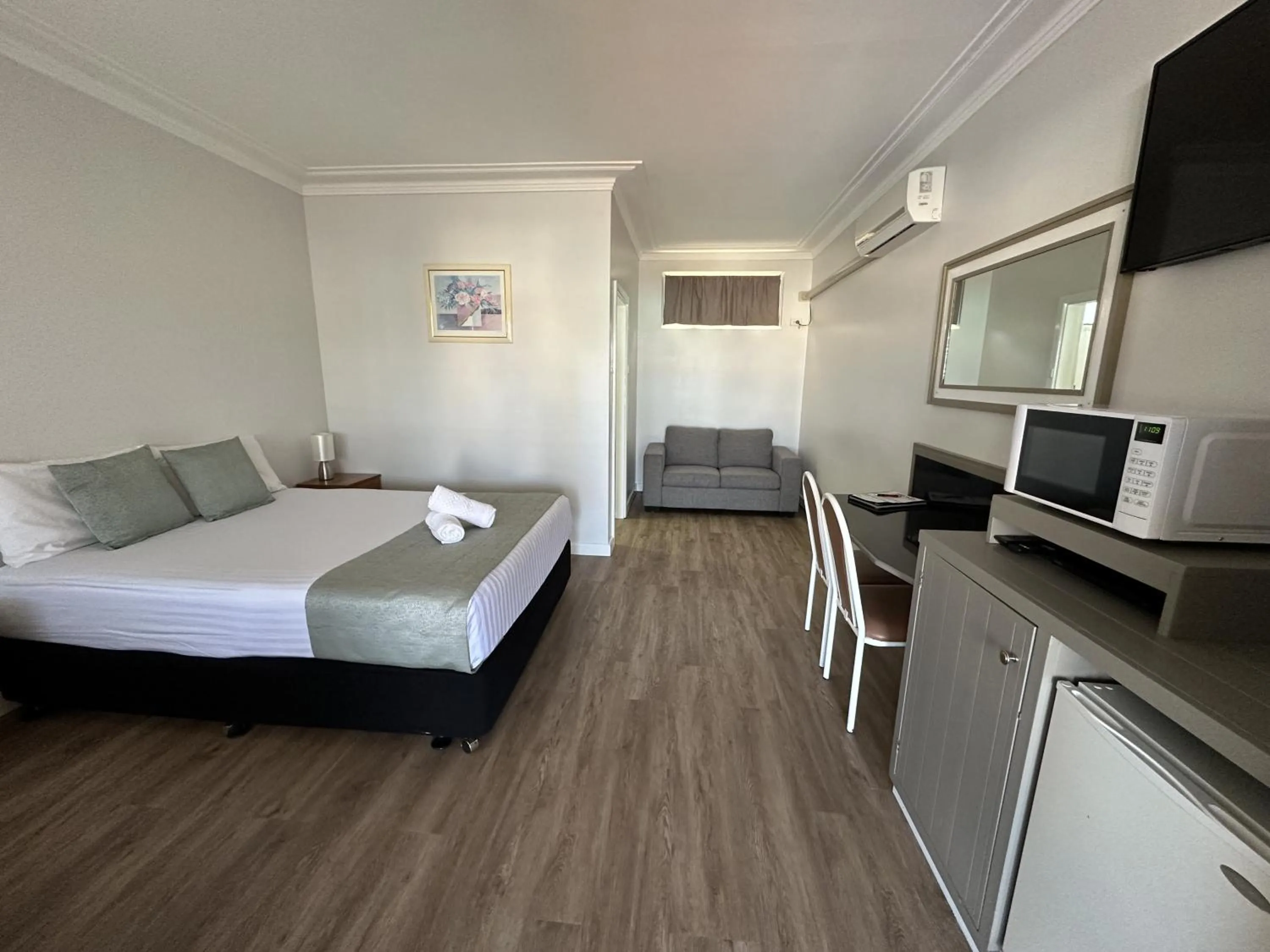 Bed in Bucketts Way Motel Gloucester