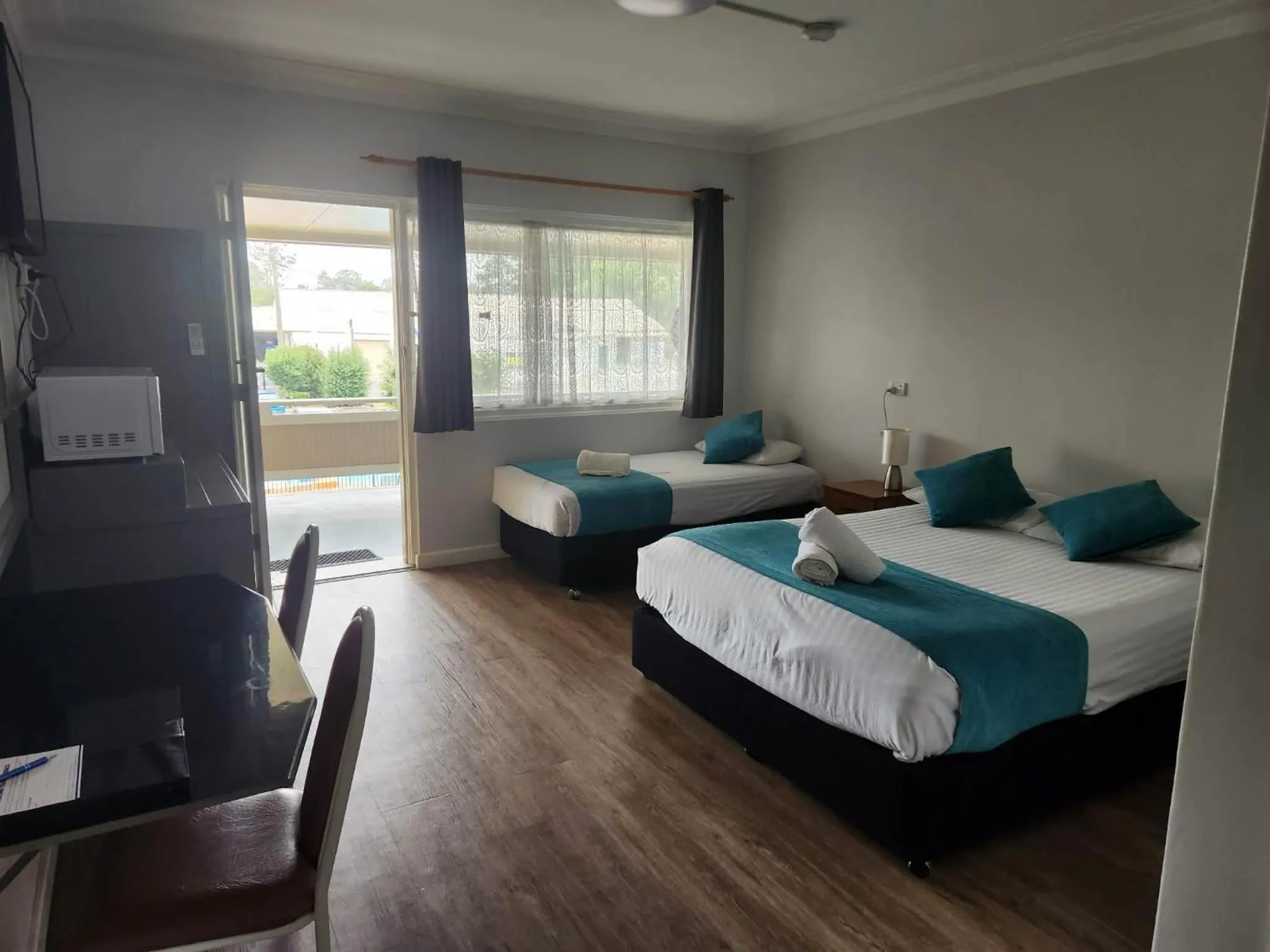 Bed in Bucketts Way Motel Gloucester