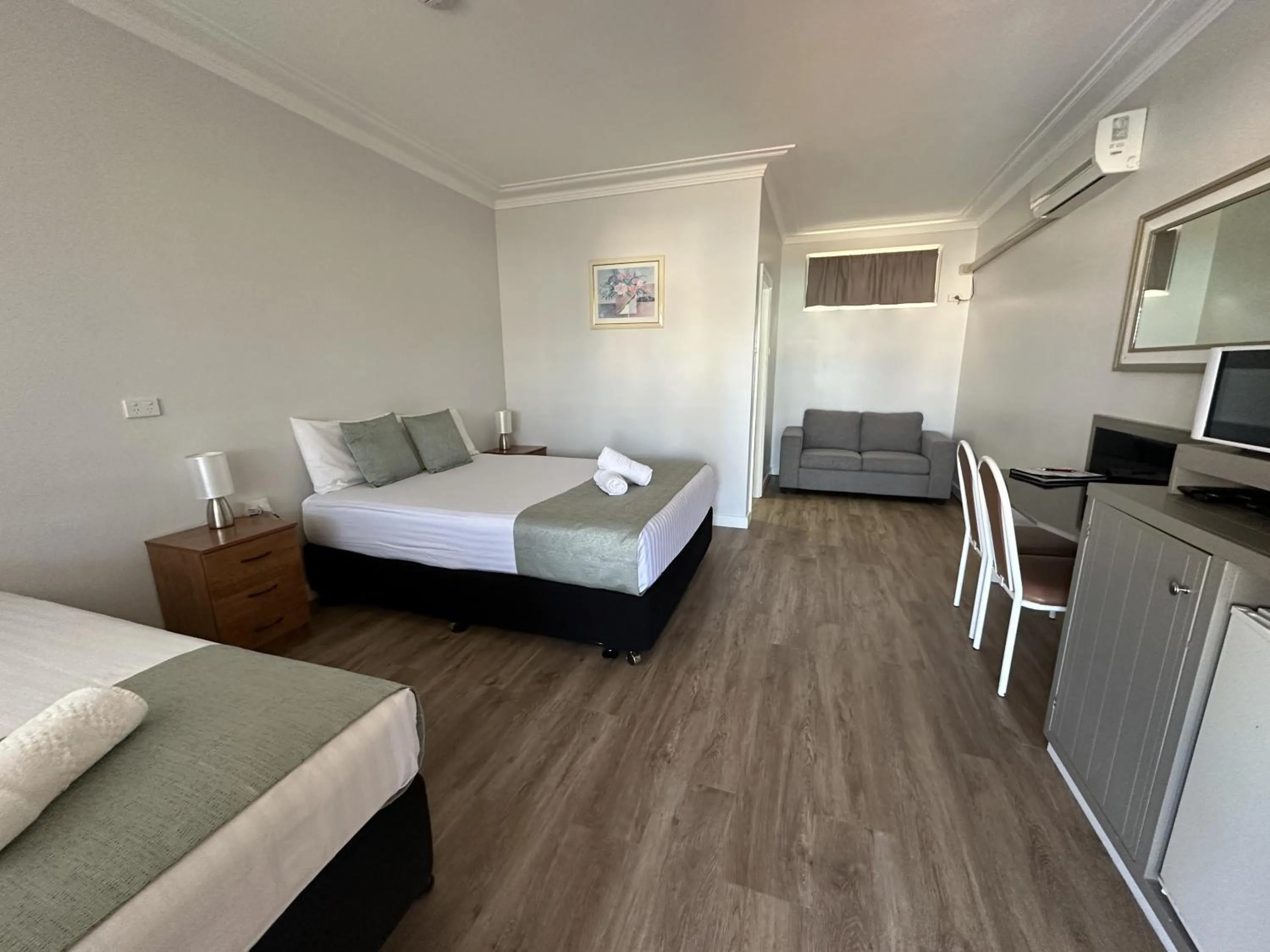 Bed in Bucketts Way Motel Gloucester