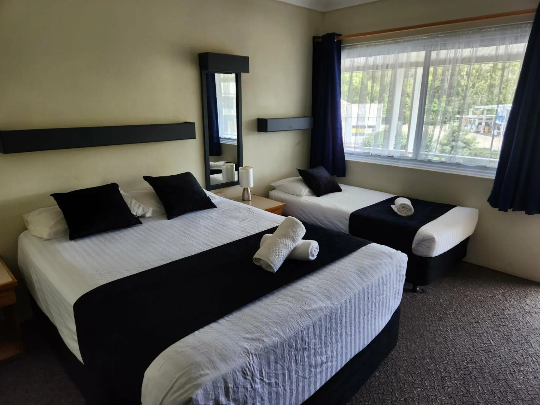 Bed in Bucketts Way Motel Gloucester