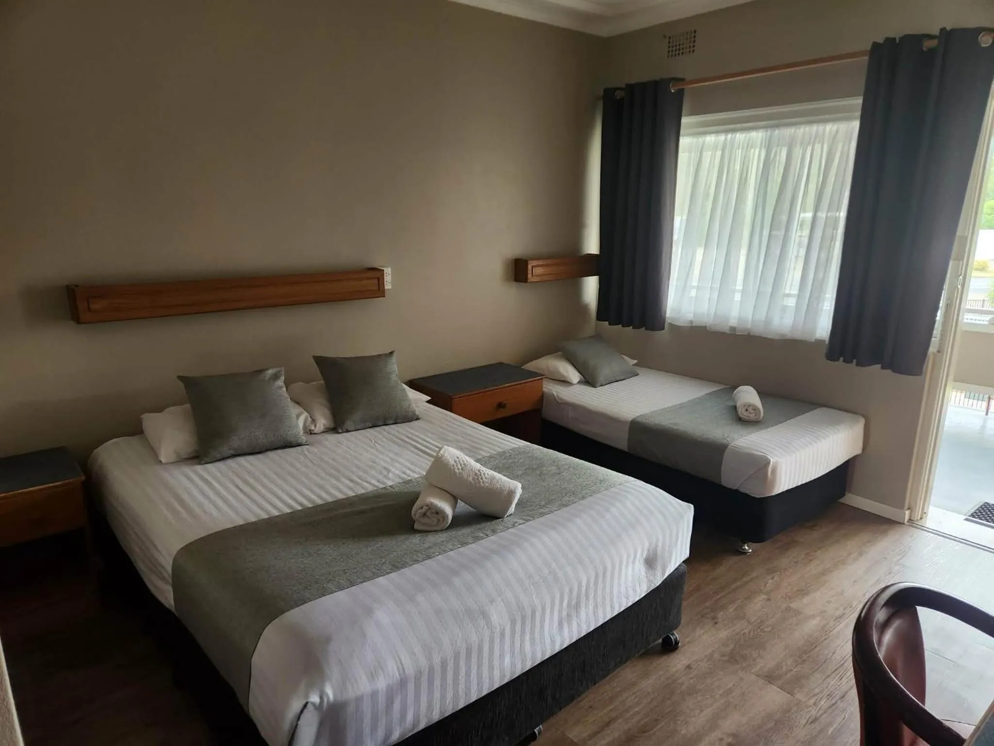 Bed in Bucketts Way Motel Gloucester