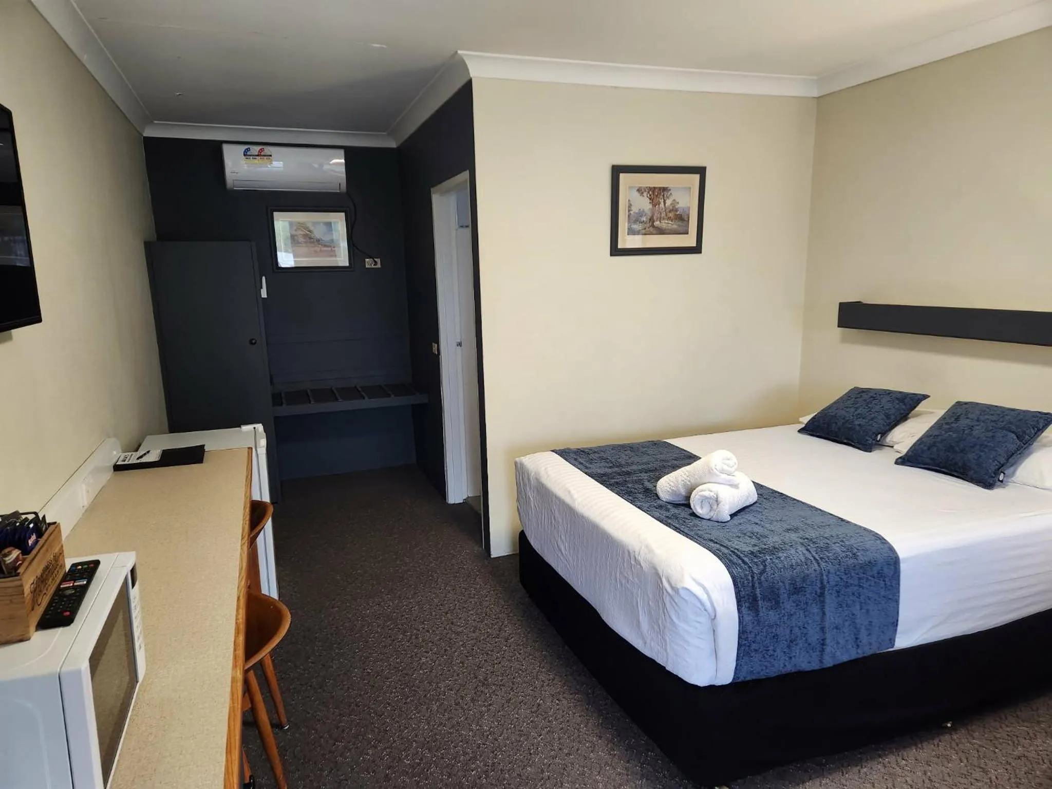 Bed in Bucketts Way Motel Gloucester