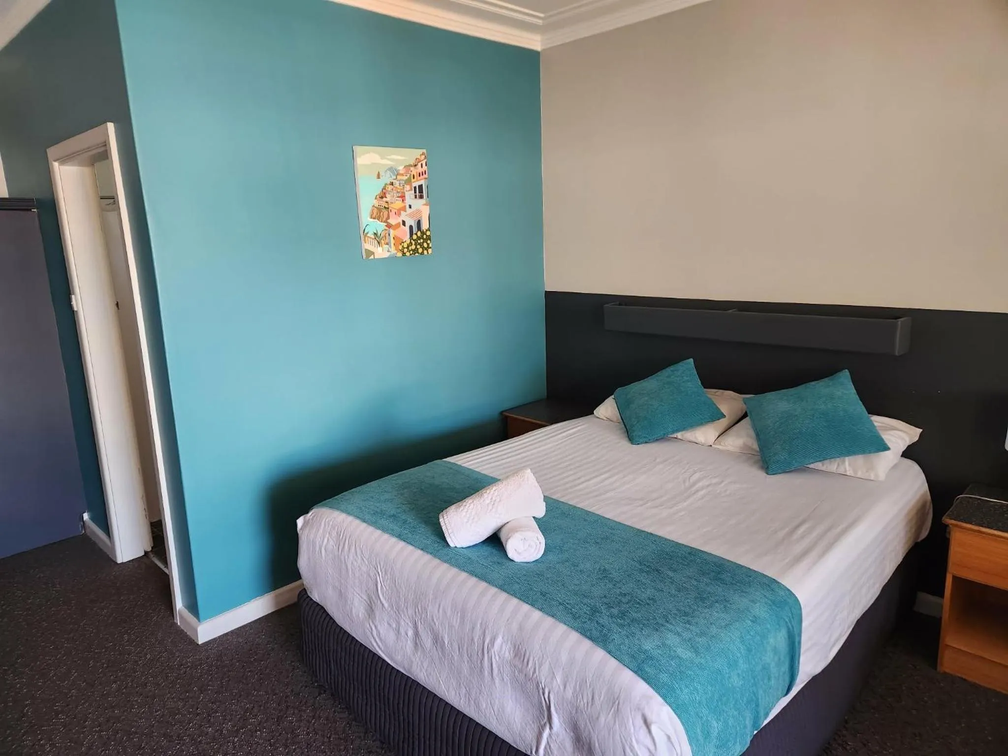 Bed in Bucketts Way Motel Gloucester