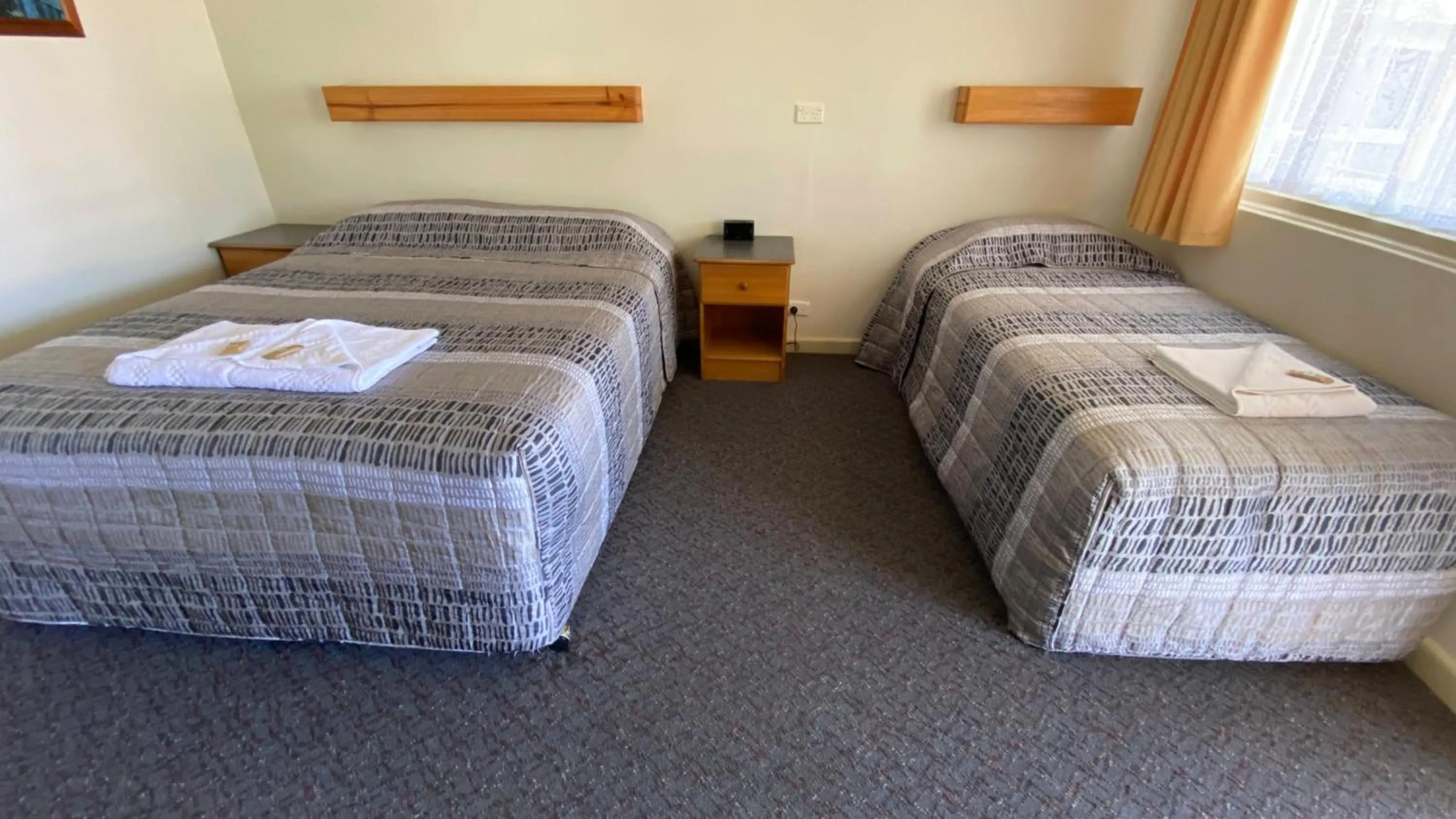 Bed in Bucketts Way Motel Gloucester