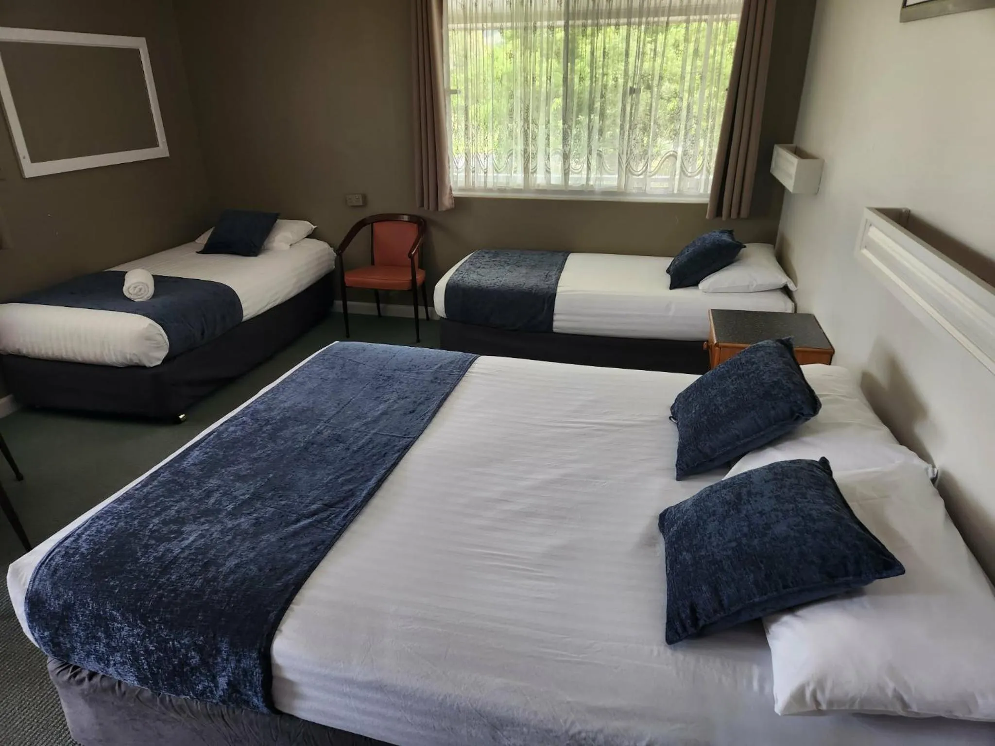 Bed in Bucketts Way Motel Gloucester