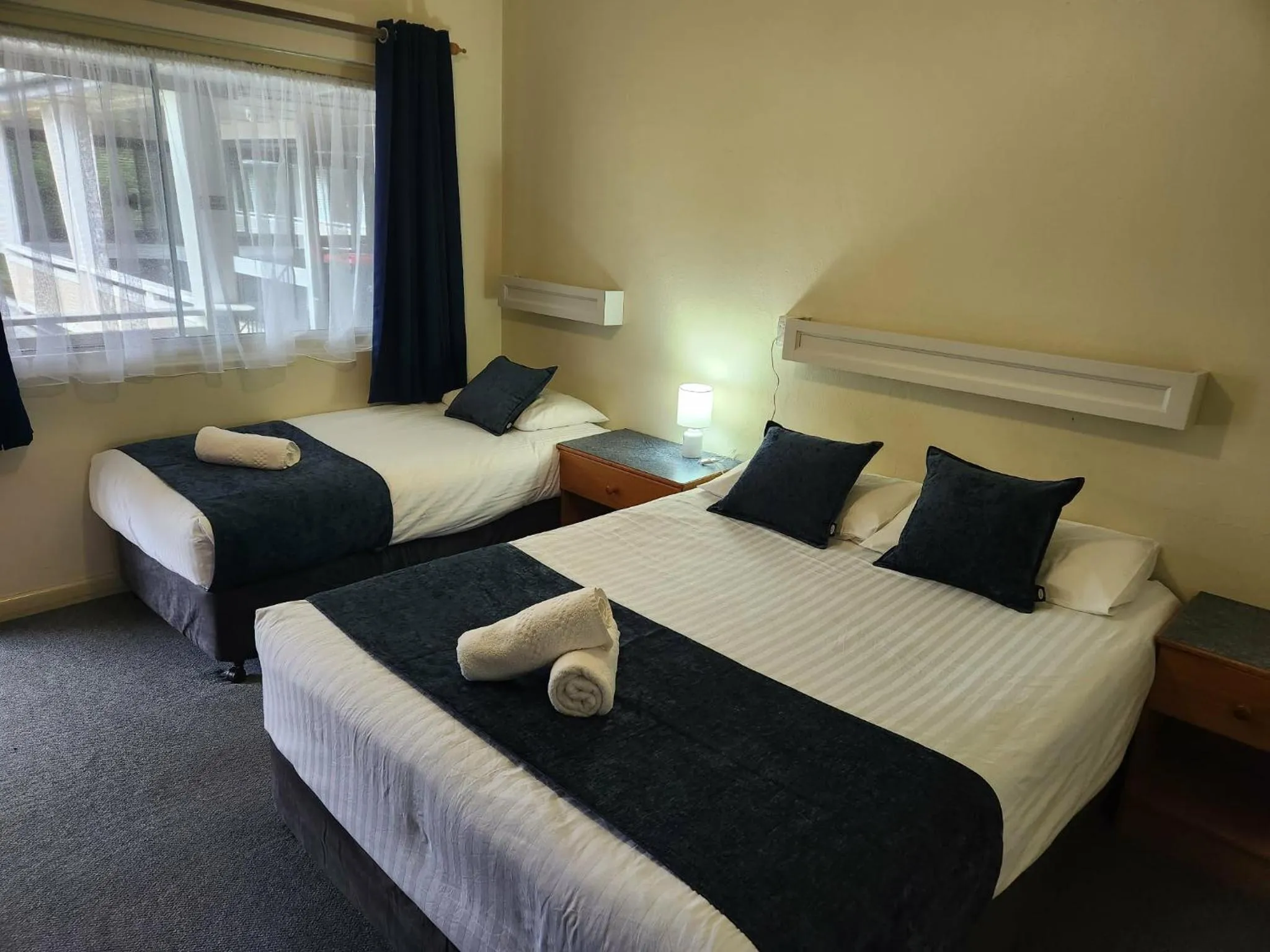 Bed in Bucketts Way Motel Gloucester