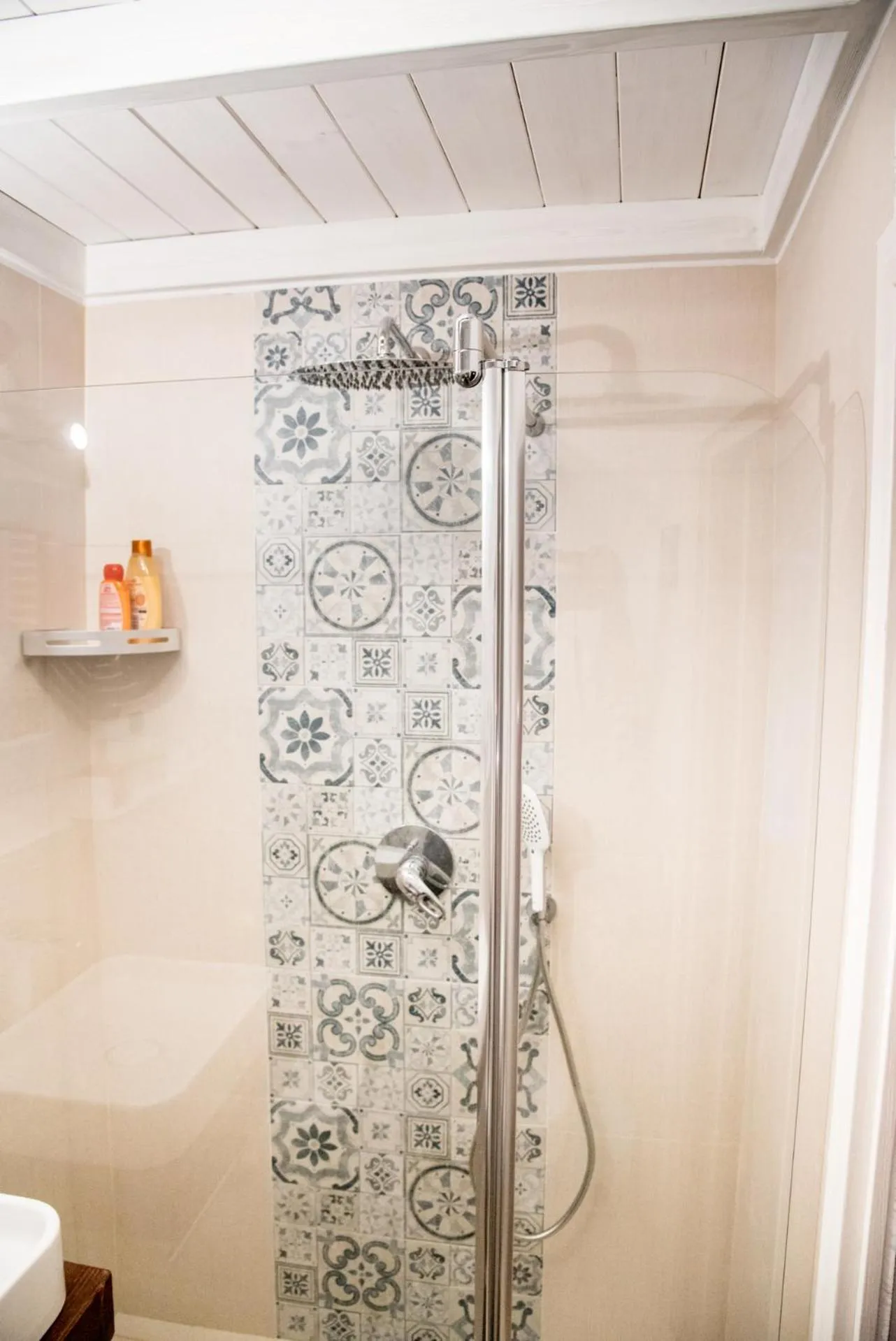 Shower in Guest Art Napoli