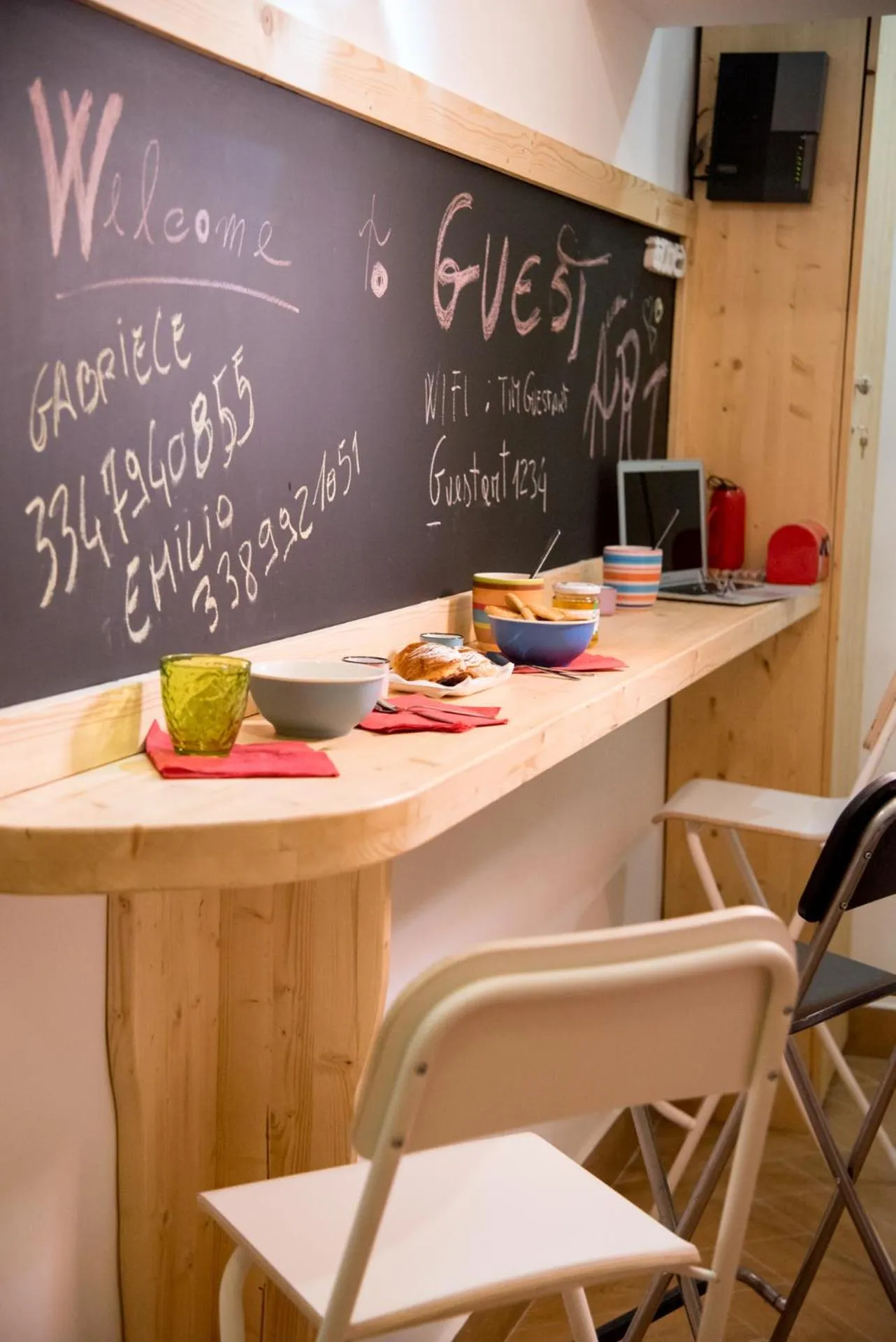 Decorative detail in Guest Art Napoli