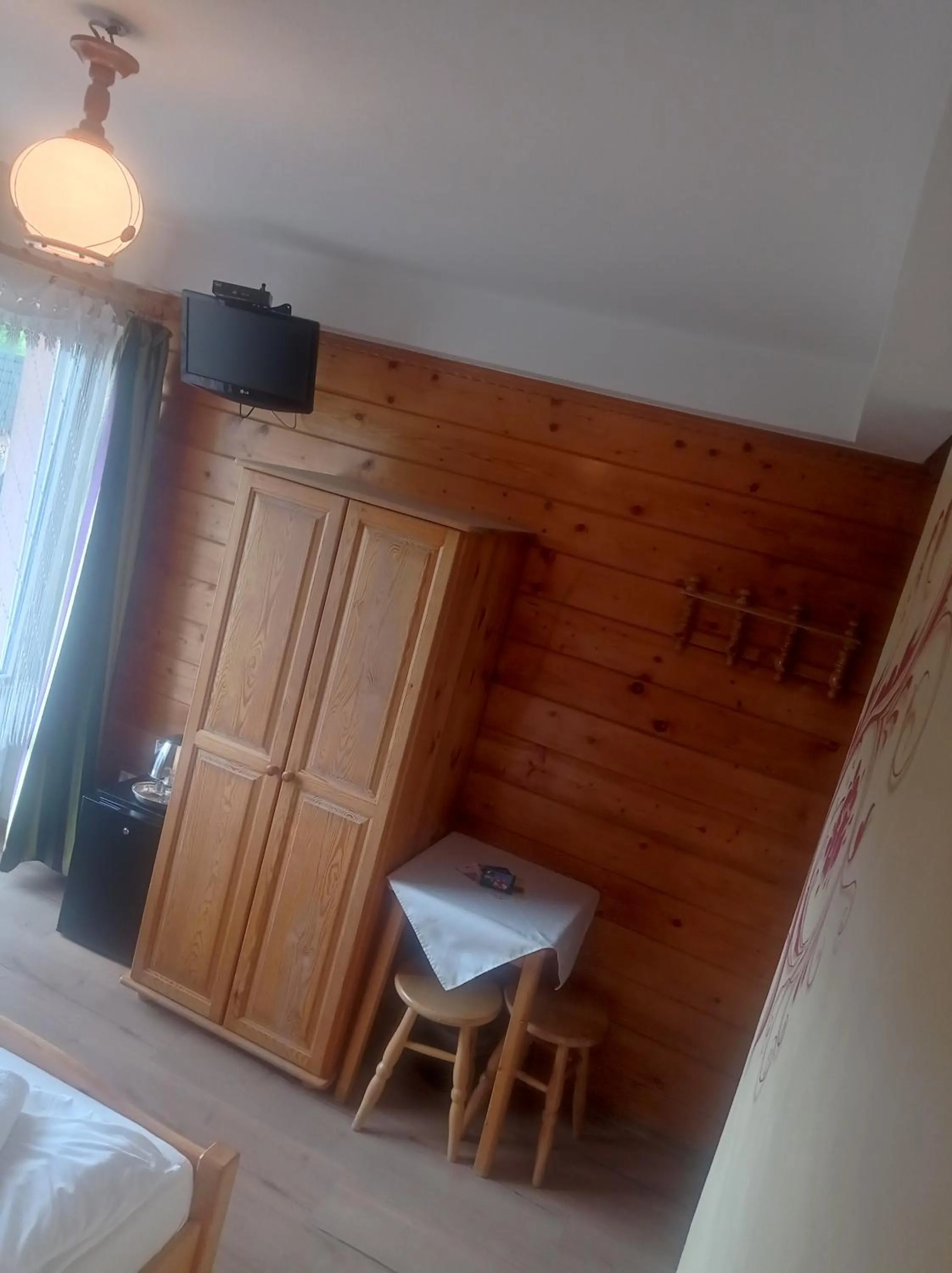 wardrobe, Bed in Tatrzańska Rezydencja pod Brzyzkiem
