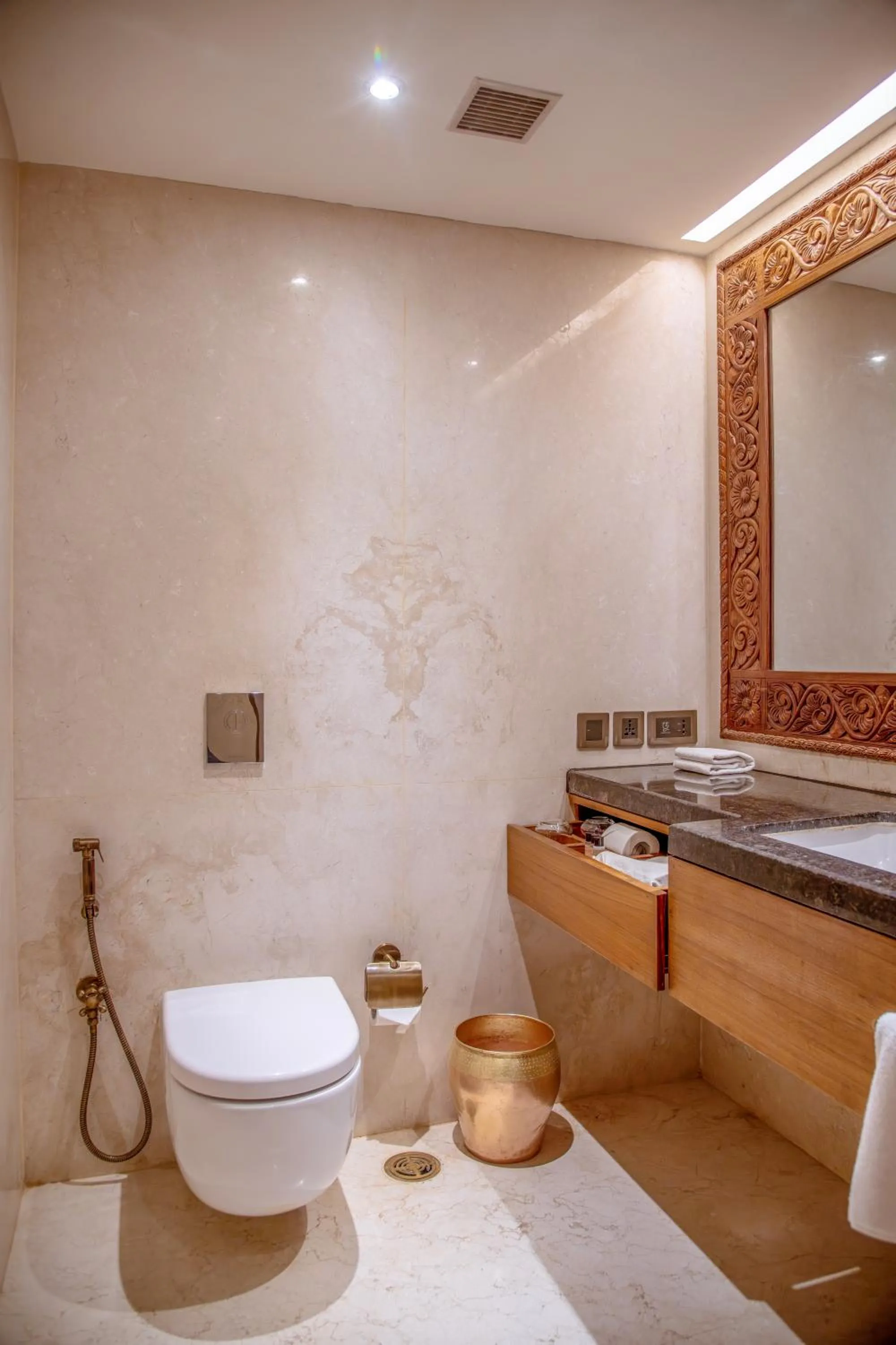 Toilet in Hotel Yak & Yeti