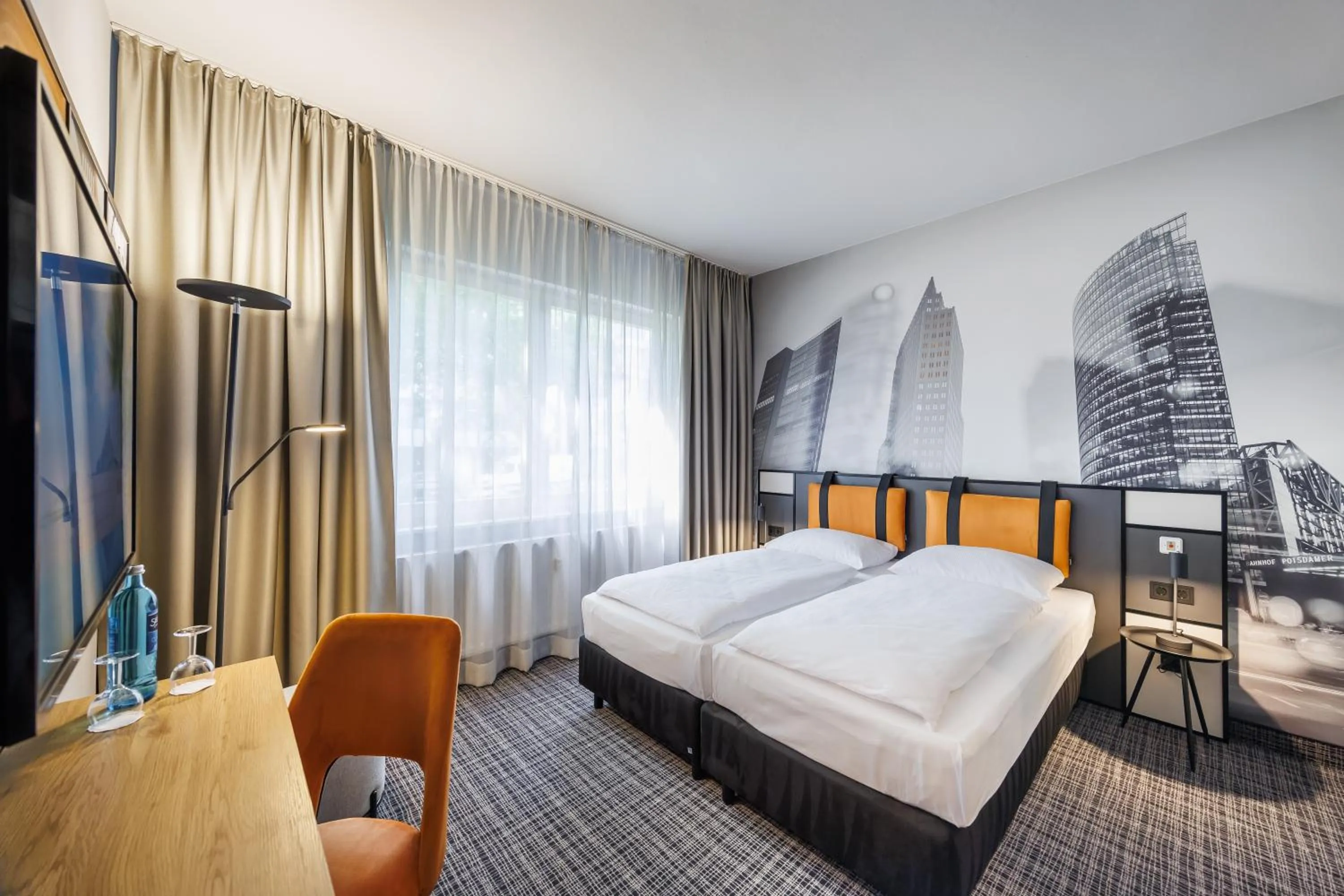 Bedroom, Bed in Hotel Lützow