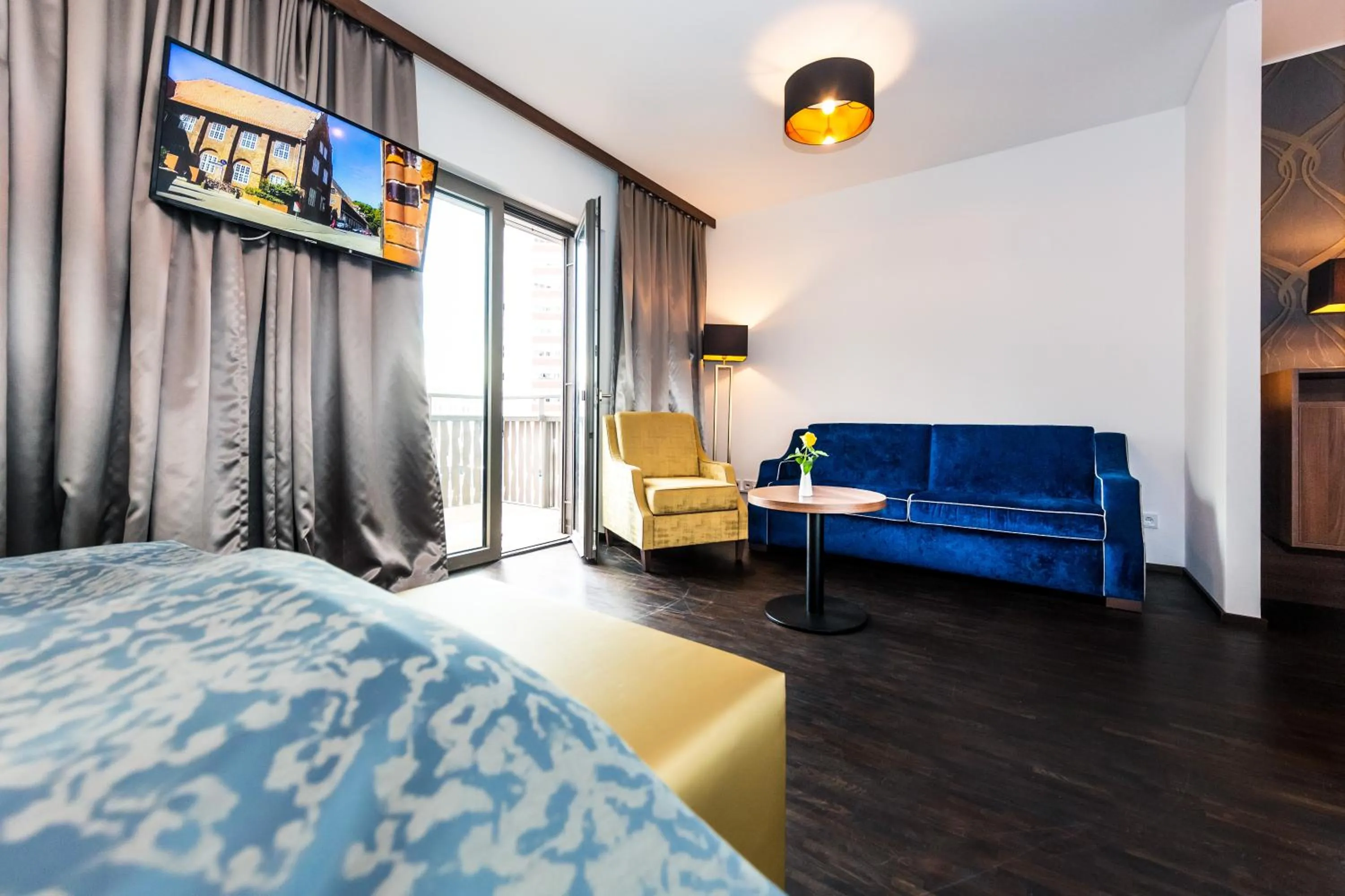 Photo of the whole room, Bed in Best Western Plus Royal Suites