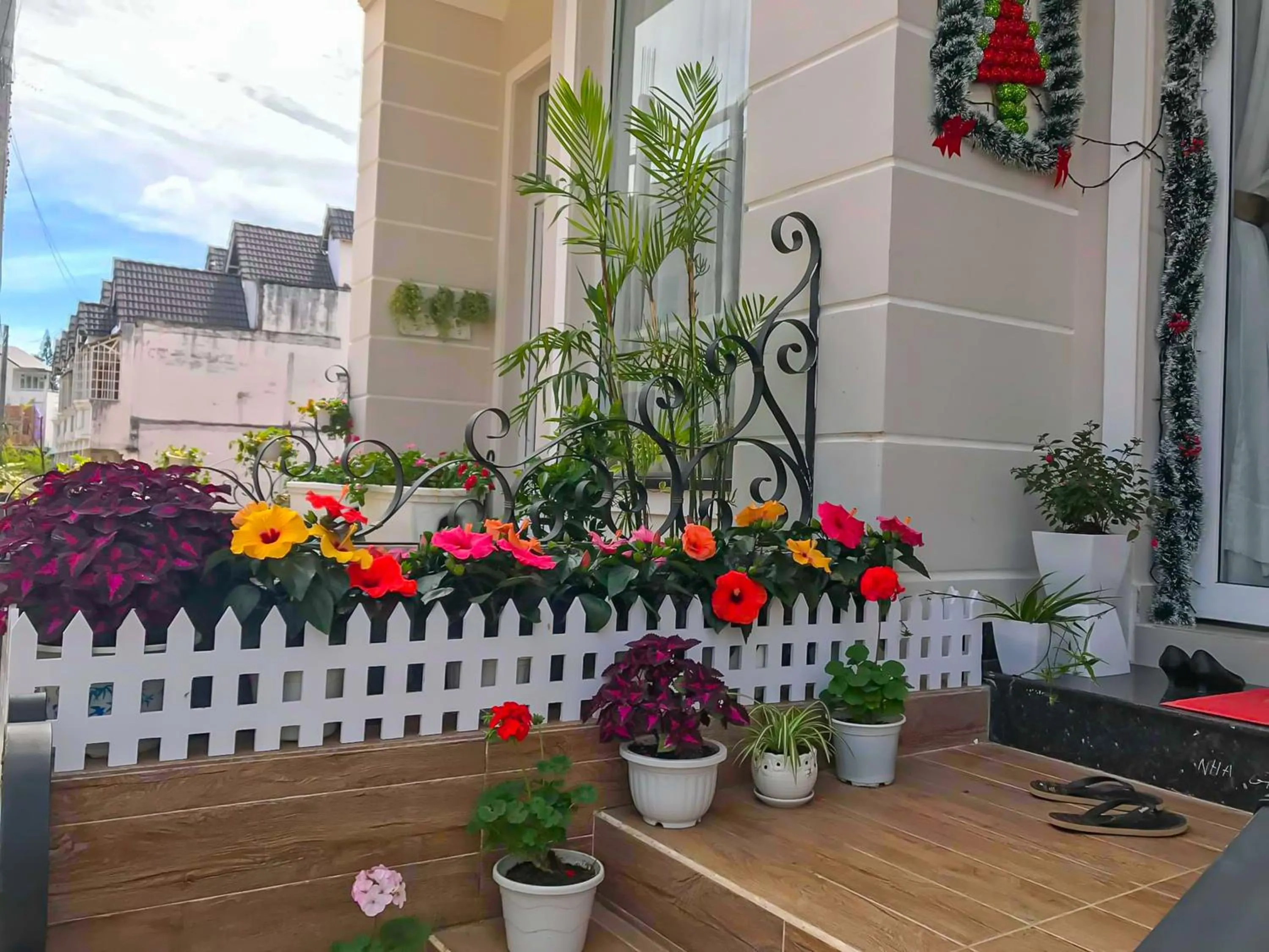 Facade/entrance in Jolie House