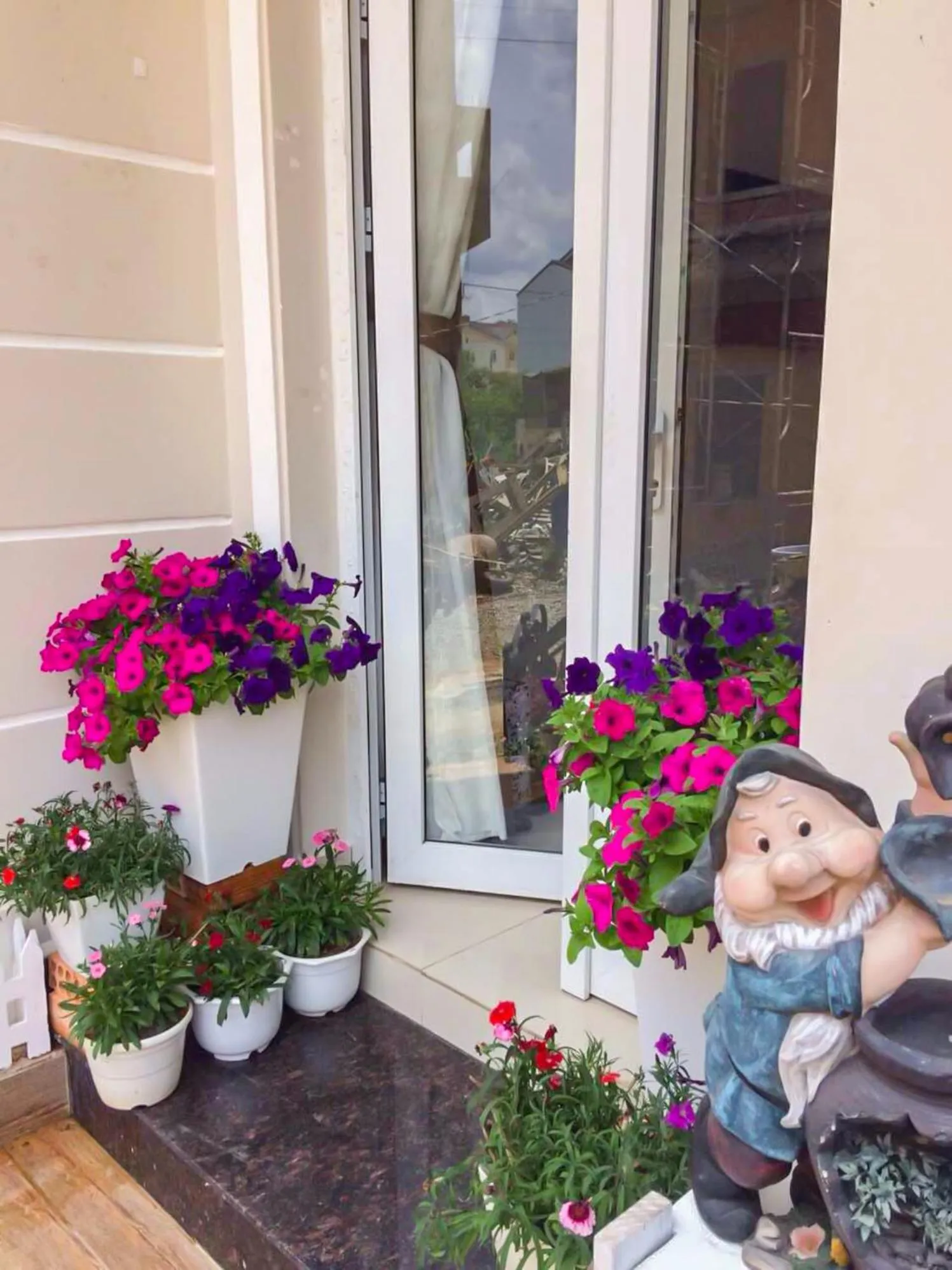 Facade/entrance in Jolie House