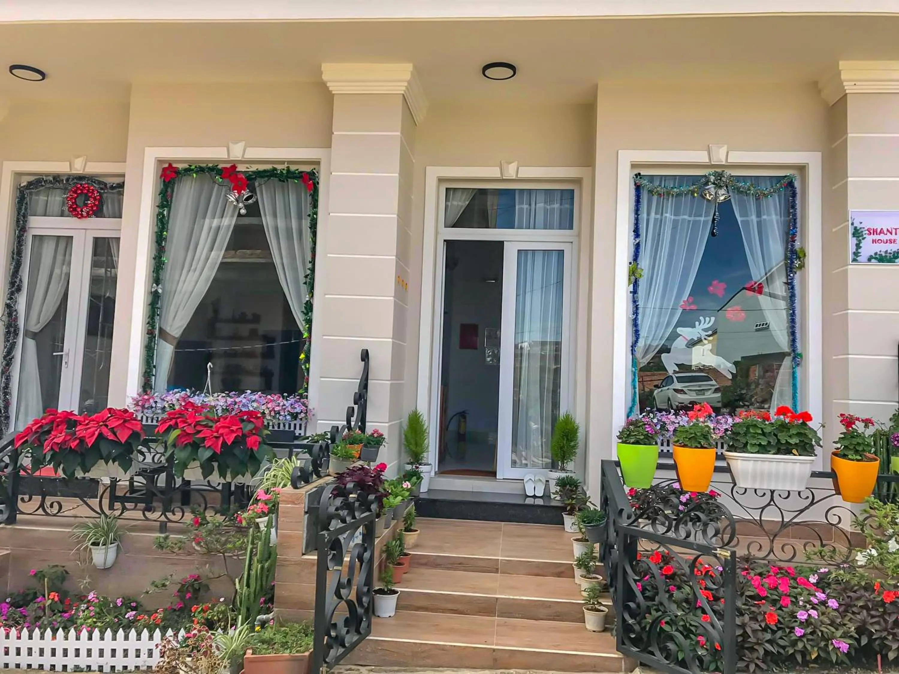 Facade/entrance in Jolie House