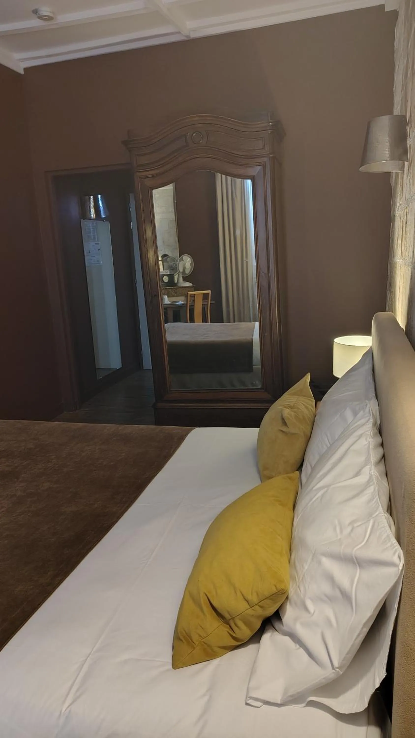 Bed in Hôtel du Palais