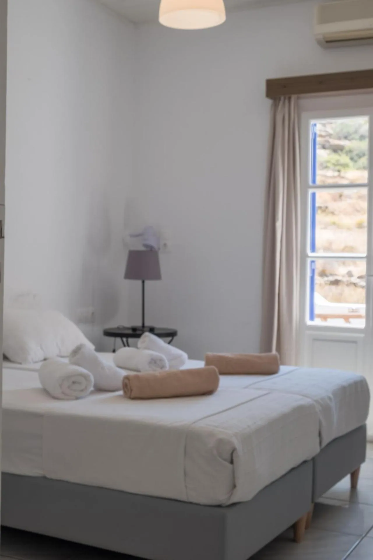 Bedroom, Bed in Paradise Apartments Studios