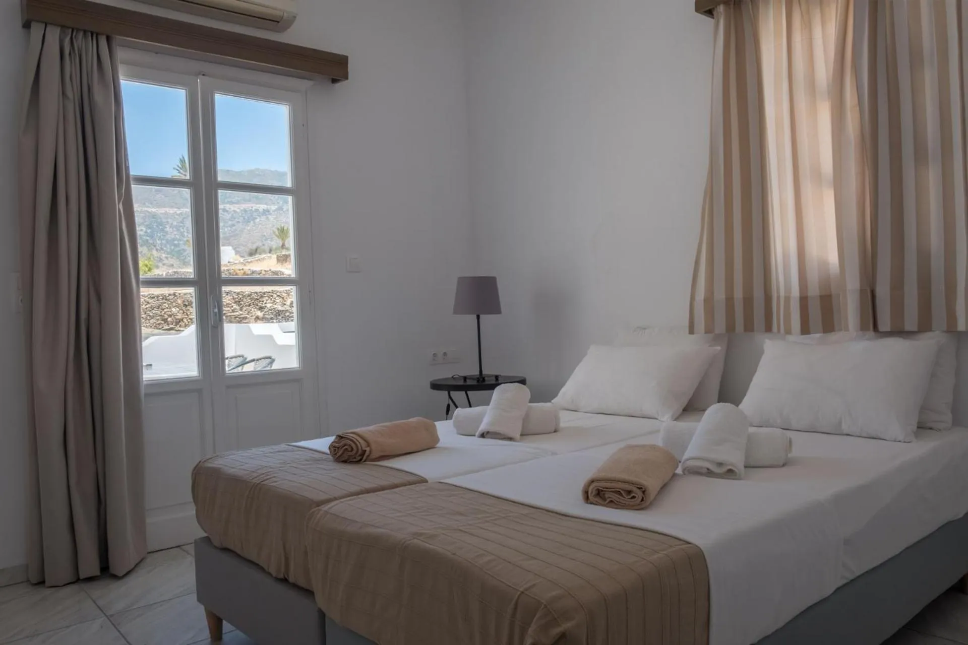 Bedroom, Bed in Paradise Apartments Studios