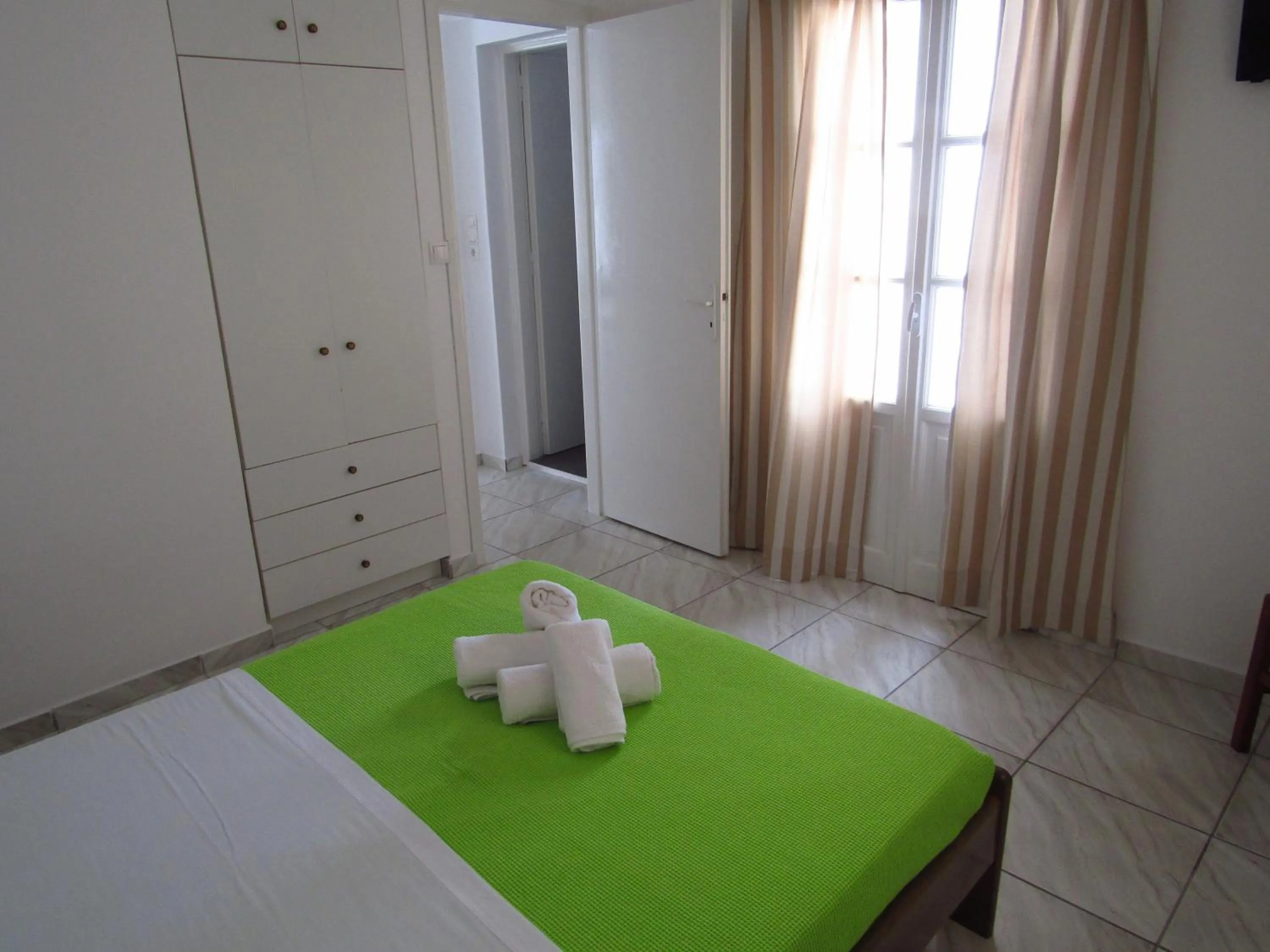 Bedroom, Bed in Paradise Apartments Studios