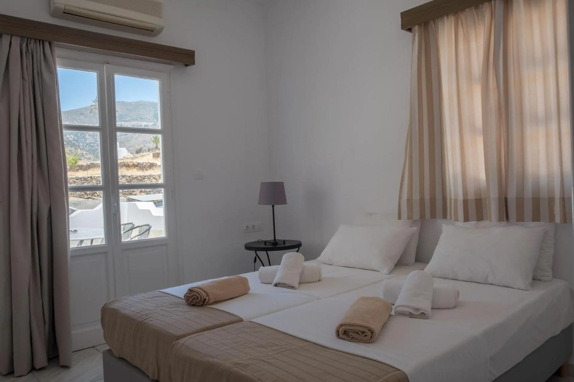 Balcony/Terrace, Bed in Paradise Apartments Studios