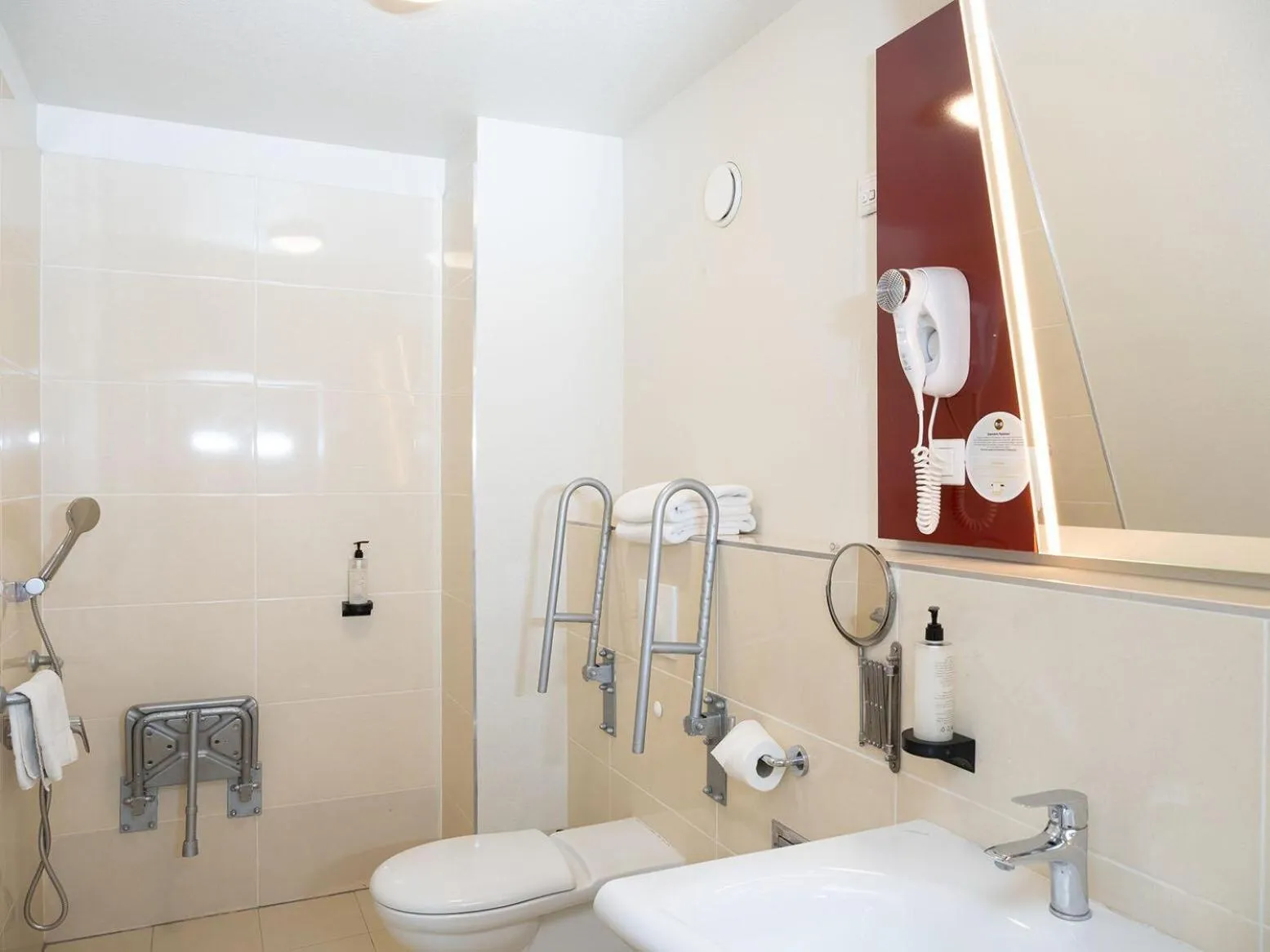 Bathroom in B&B Hotel Warszawa-Okęcie