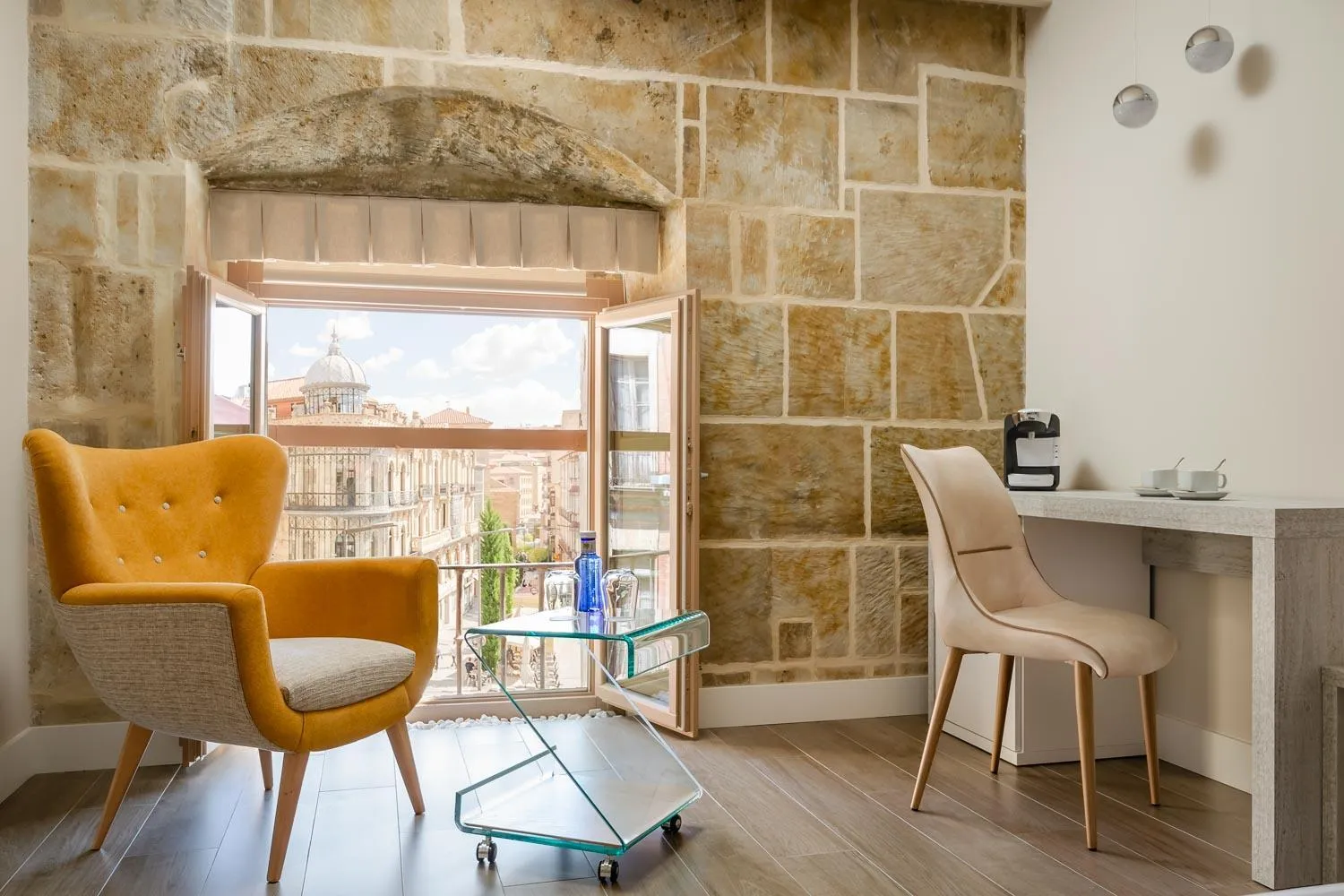 Photo of the whole room in Salamanca Luxury Plaza