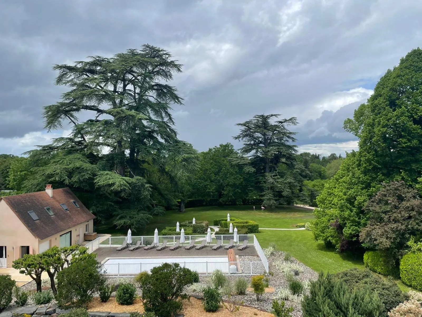 Garden view in Hôtel & Restaurant - Le Manoir des Cèdres - piscine extérieure et climatisation