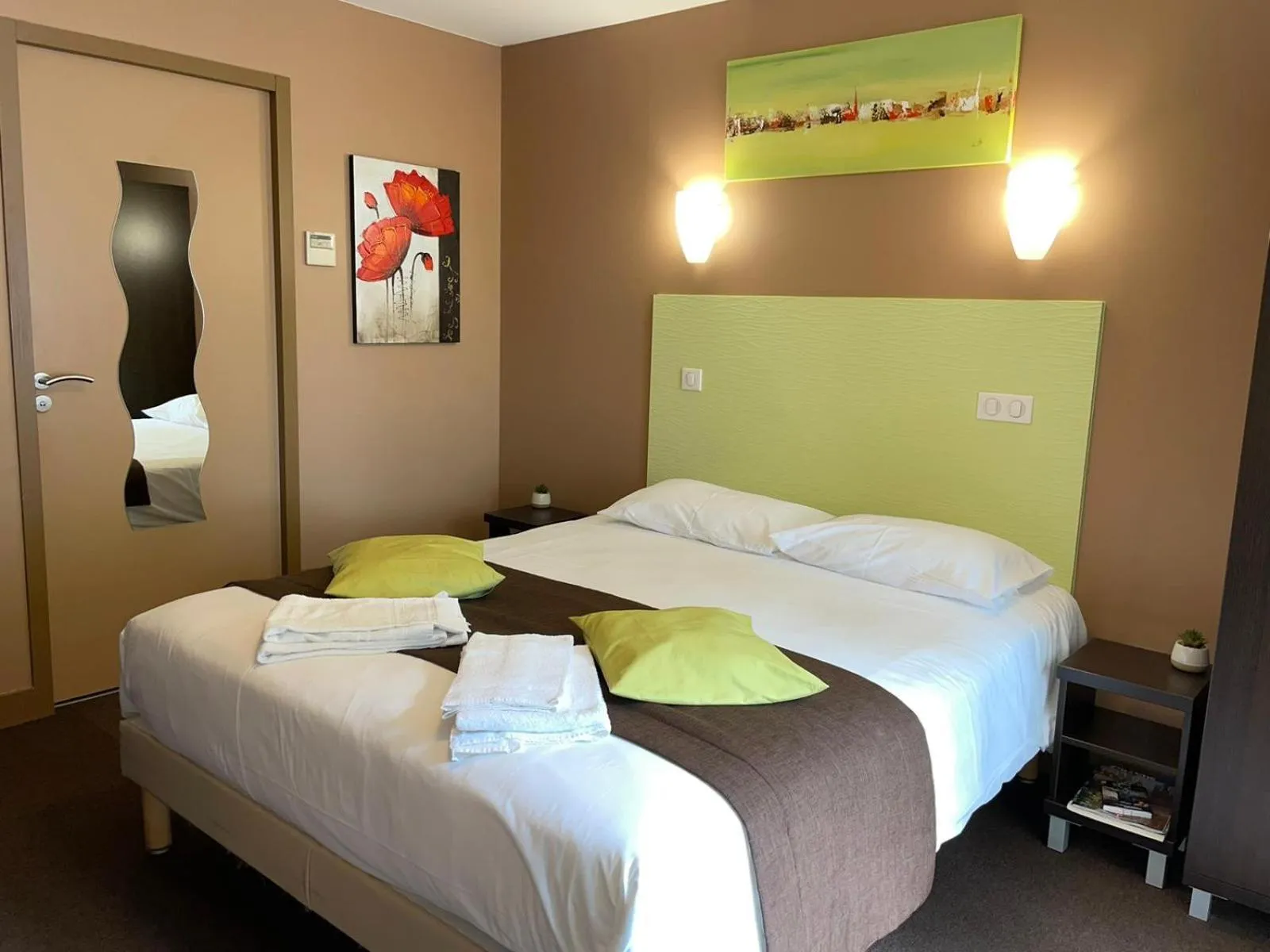 Bed in Hôtel & Restaurant - Le Manoir des Cèdres - piscine extérieure et climatisation