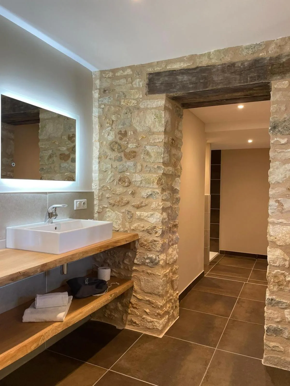 Bathroom in Hôtel & Restaurant - Le Manoir des Cèdres - piscine extérieure et climatisation