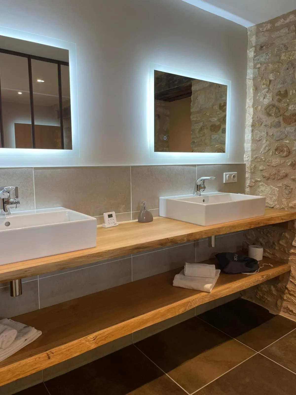 Bathroom in Hôtel & Restaurant - Le Manoir des Cèdres - piscine extérieure et climatisation