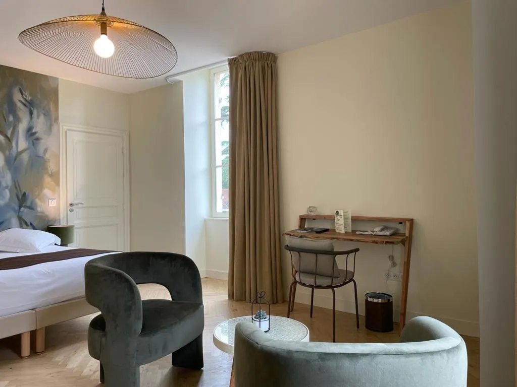 Bed in Hôtel & Restaurant - Le Manoir des Cèdres - piscine extérieure et climatisation