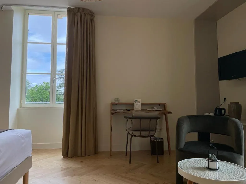 Hôtel & Restaurant - Le Manoir des Cèdres - piscine extérieure et climatisation