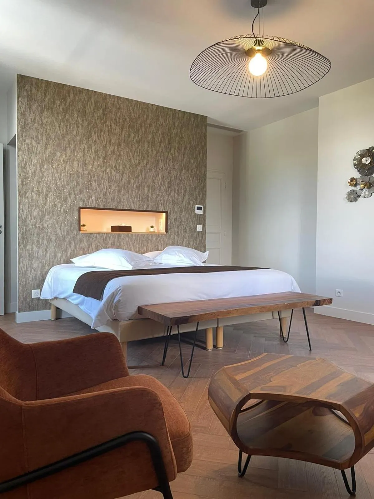 Bed in Hôtel & Restaurant - Le Manoir des Cèdres - piscine extérieure et climatisation