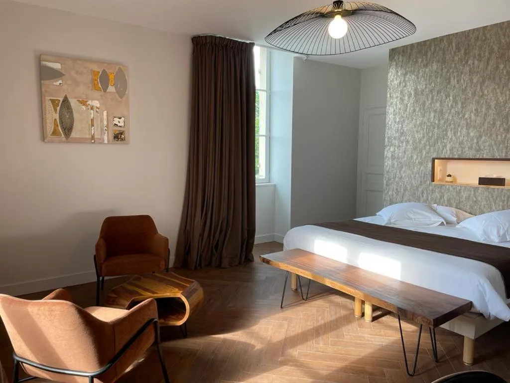 Bed in Hôtel & Restaurant - Le Manoir des Cèdres - piscine extérieure et climatisation